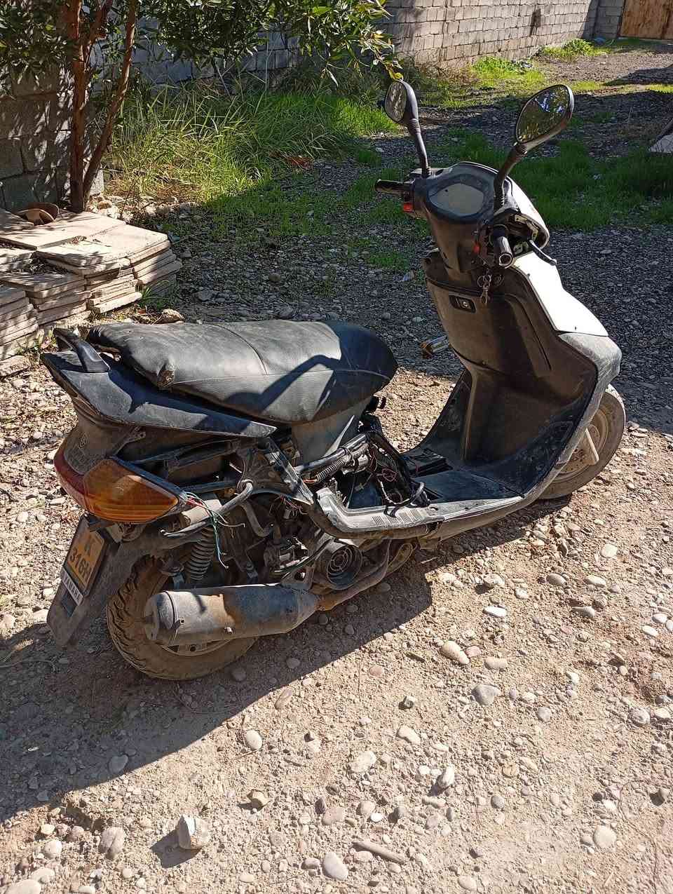 دراجه فراشه فضائي
دراجه كوم حديد متروكه يرادلها تجفيت 
 ناريه بيها كفرات كامله موجودات 
مابيها اي نقص
كابريتر ايراني.     مكان شهربان 
سعر 175 بيها مجال 
***********
