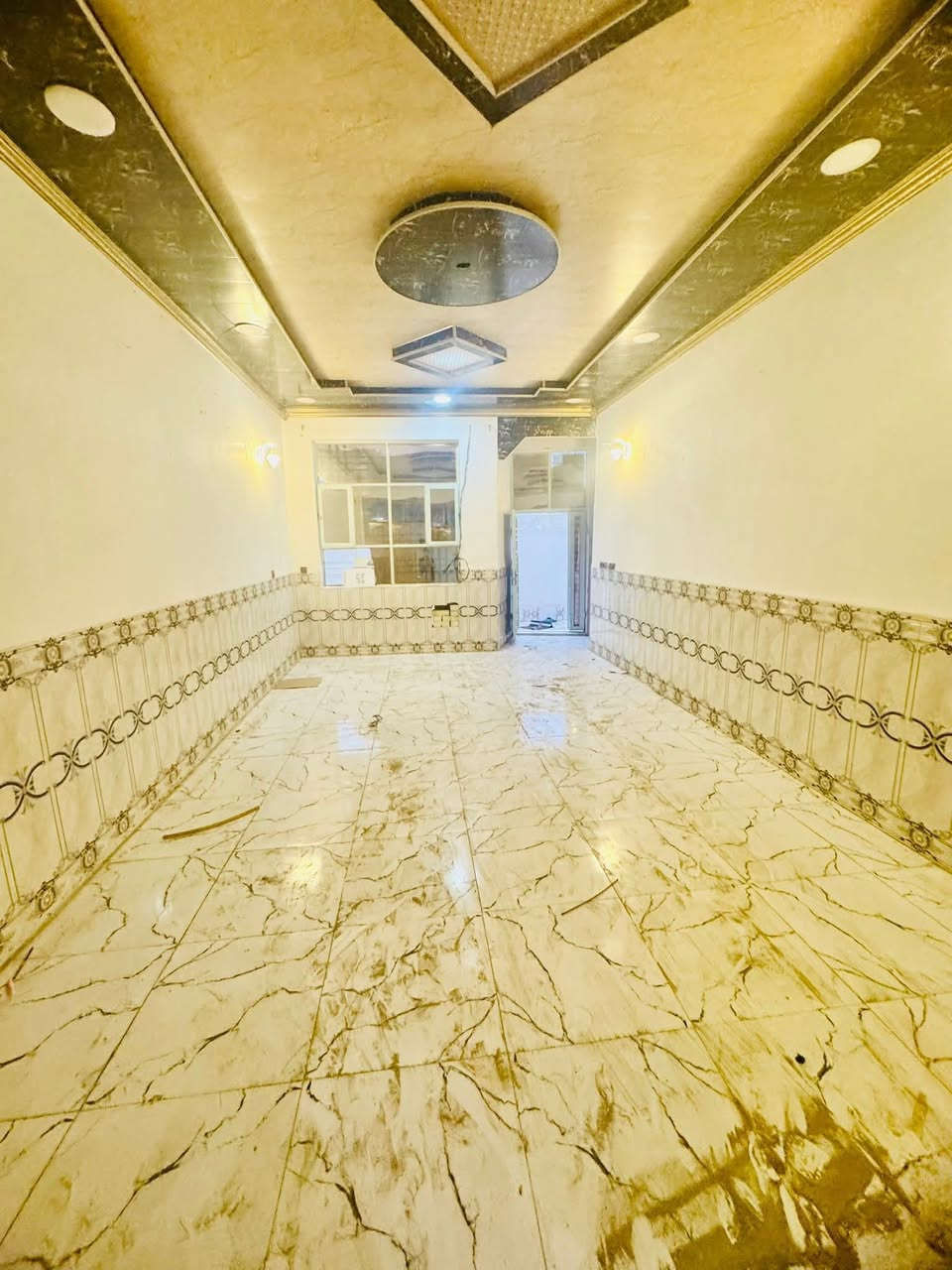 بيت ٢٠٠ متر ايجار مجمع بيتي ٢
مقابيل الصلطان طابق ونص
يتكون من ستقبال بطبخ صالة
فوك وجوه غرفه عدد ٢ صحيات عدد ٣منور إيجاره ٣٥٠ الاستفسار وبي مجال 
***********وتساب
