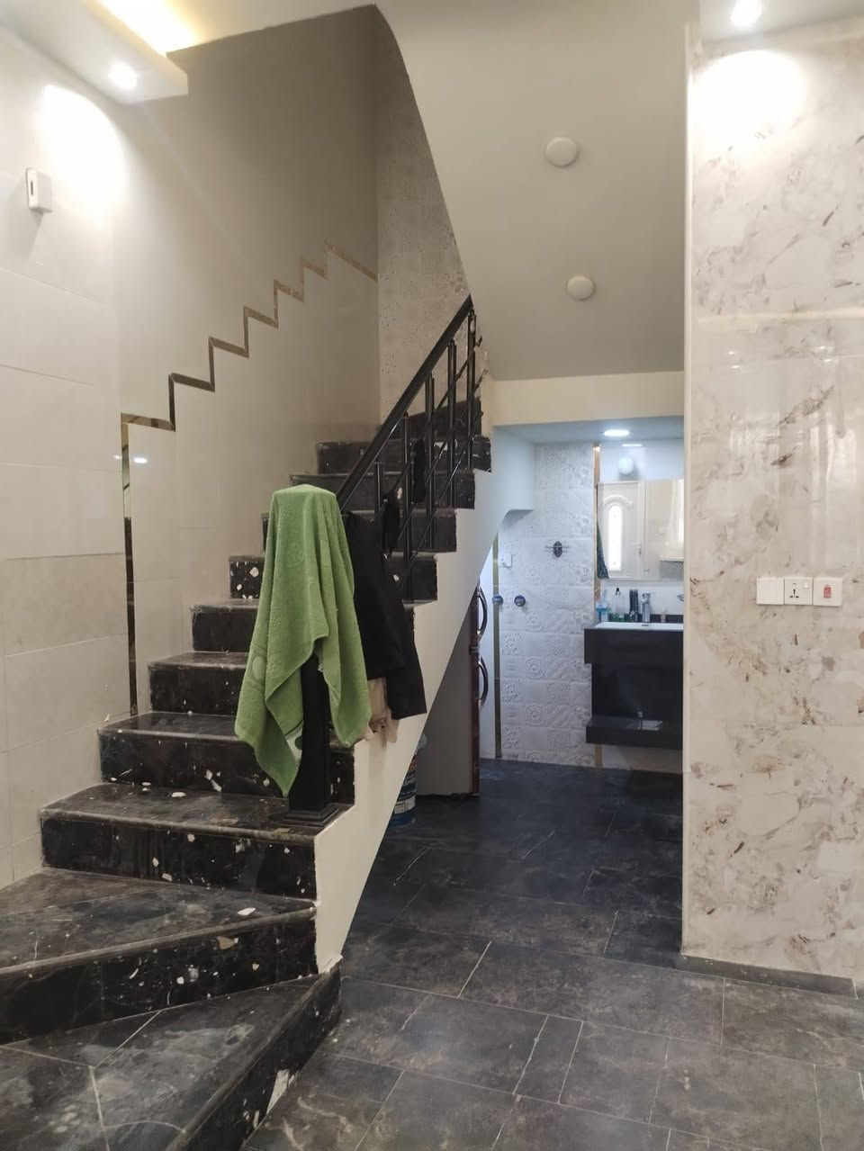 الدار للبيع ١٠٠م واجهه ١٠ نزال ١٠ البوعيثه مجمع السلطان ٣ طابقين ونص يحتوي ٤نوم وصاله وحولي ومطبخ وصحيات موقع متميز وبناء درجه اولى للاتصال والاستفسار خاص او *********** و*********** مكتب جبل الوادي للعقار
