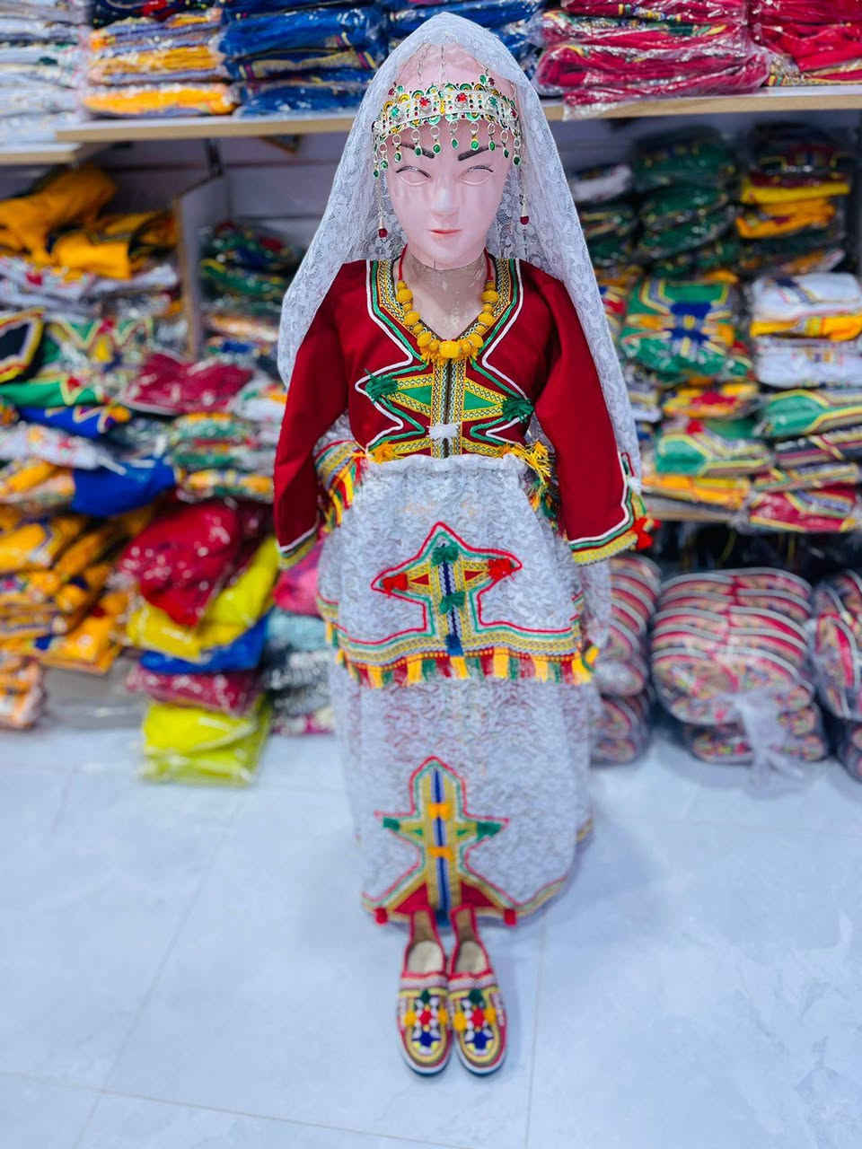 اللبسة بنات صغار فيها .
قفطان 🔴🟢🟡🔵⚫️⚪️.
صاية وادال شبكة او ثوب .
تاج صغير .
اللبان صغير .
بلغة طالعة صغيرة .
ثمن :
من 4 الى 6 سنة 
من 7 الو 9 سنة 
من 10 الى 13 سنة


**إذا كنت صاحب هذا الإعلان وتريد حذفه لأي سبب، رجاءا أرسل رسالة إلى الدعم الفني**