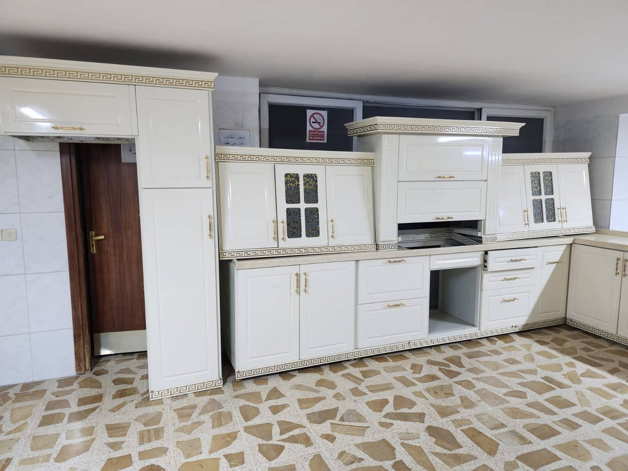 كاونتر موديل ملكي
مستخدم شي قليل جداً
قياس 5امتار و25سم 
وسنك مترين و 25سم كامل مرمر  
عنوان اربيل نقل حد بغداد علينا 
للستفسار ع وتساب ***********
