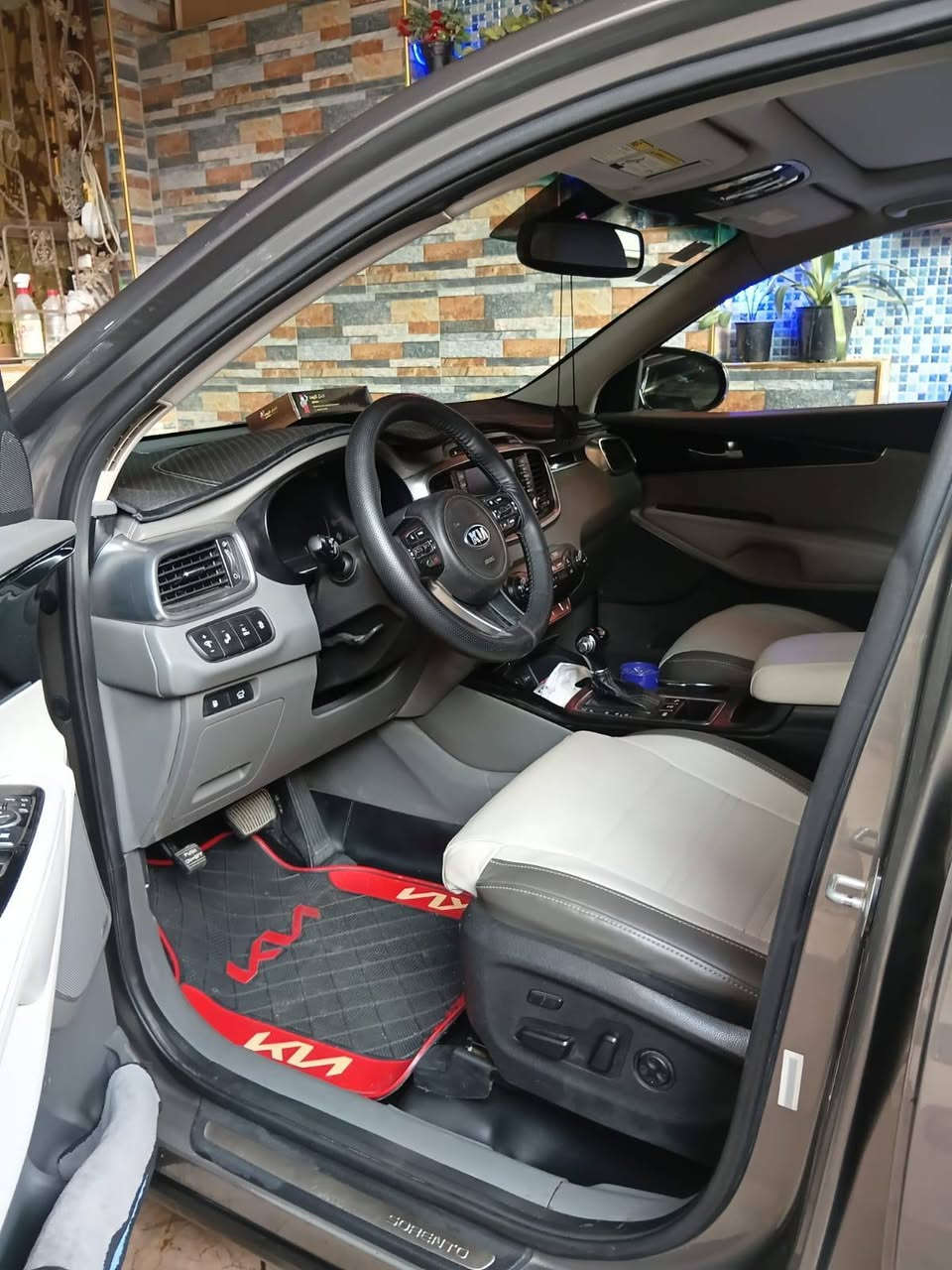 السلام عليكم 
مراوس او بيع 
 كيا سورنتو وارد امريكيSXL
 موديل 2016 
فول مواصفات واحد على واحد
مكينه 6 سلندر 
سياره ليبل واحد 
صدر وتاير جدد
ماشيه 160
كشنات جلد
3قطع تبريد
تحكم ستيرن جهتين
مرئ شفط 
كامرة بلادية 
7 راكب 
اضواء ترحيب عند الاقتراب 
حساسات خلفية
جام اوتو
بردات جام 
ايرباك سليم 
الحادث شخط سطحي باب وجاملغ صفحة السايق 
رقم الهاتف *********** واتساب 
العنوان بغداد الكاظمية جكوك 
السعر ١٧٥ وبيها مجال
