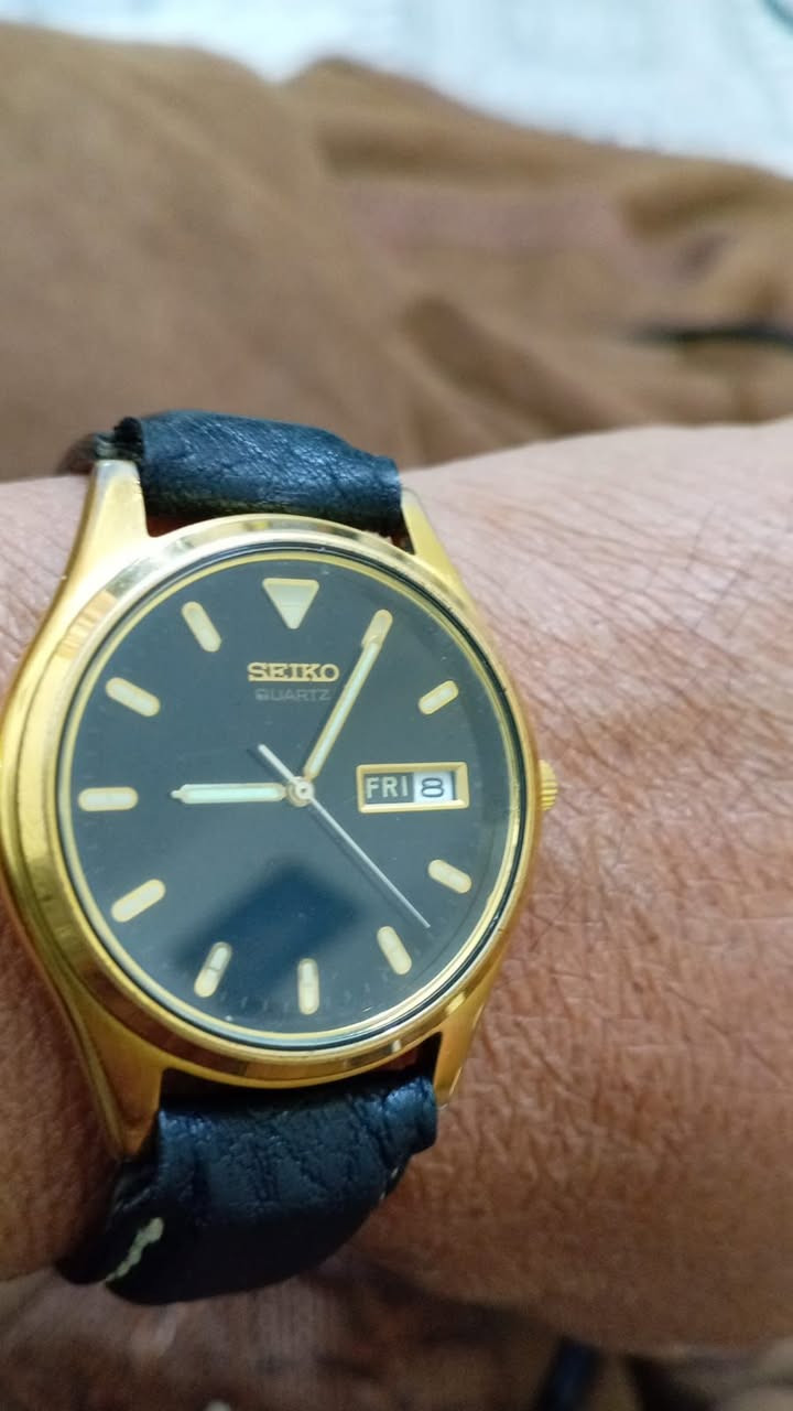 السلام عليكم 
بعد أذن القائمين على الاداره 
ساعه ماركه سايكو ياباني إنتاج قديم 
بطاريه القطر ٣٧ ملم 
ارقام واميال لامينوس 
منفذ شهري أسبوعي 
نظافه ممتازه 
سير جلد مستبدل 
السعر ٨٠ الف 
توصيل جميع محافظات العراق 
للتواصل ماسنجر 
وات ساب ***********
