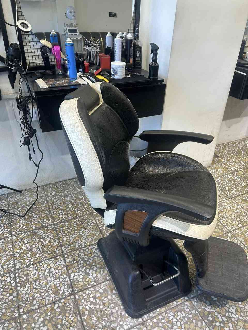 شباب كراسي حلاقه العدد اربعه
كل واحد وسعره اسعارهن مناسبه مكانينجف حي السلام 
***********
