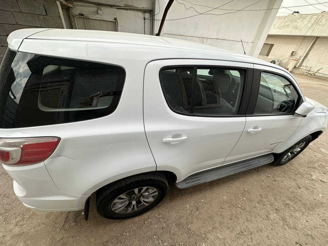 السلام عليكم بلايزر موديل ١٨ خليجي استلام شركه سياره على ايدي من الشركه مكفوله كفاله عامه بيه بارد قليل ماشيه ٦٤ الف كيلو للبيع او مراوس بجارجر خليجي السعر ١٧٥ مكان بغداد الحريه ***********
