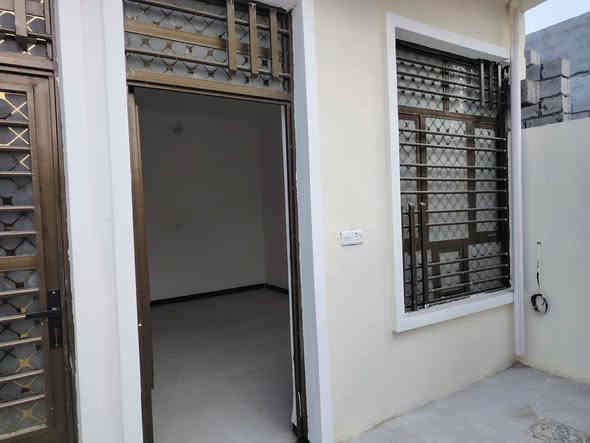 يالله سلام عليكم دار للبيع بغداد المدائن قرب مرقد سلمان المحمدي ع بستان الكراغول تقاطع حساني زراعي على قرار ٢٥ خدمات كامله تبليط كهرباء ماء الدار بناء حديث بعده ممسكون فارغ يتكون الدار من غرفة نوم وصاله استقبال مطبخ صحيات داخلية خارجيه مساحه ١٠٠ متر السعر ٦٧ وبي مجال للاستفسار الاتصال على الارقام *********** أو *********** وات ساب
