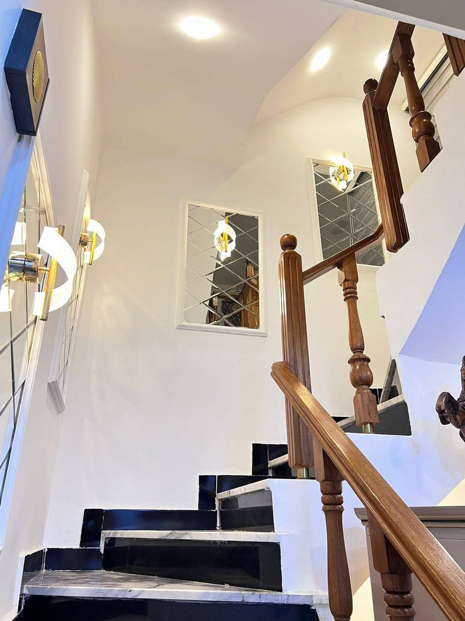 السلام عليكم  ... للبيع...للبيع
الدار للبيع بغداد/الدورة/حي دجلة زراعي سند 25 تم إجراء كشف من قبل دائرة البلدية لتحويل جنس العقار من زراعي إلى طابو ....
مساحة 100 متر الواجهه 6 وربع نزال 16 ركن على شارعين شارع 15 متر وشارع 10 متر طابقين بناء درجة اولى أرضية مرمر للاستفسار الاتصال على رقم الهاتف (***********)
