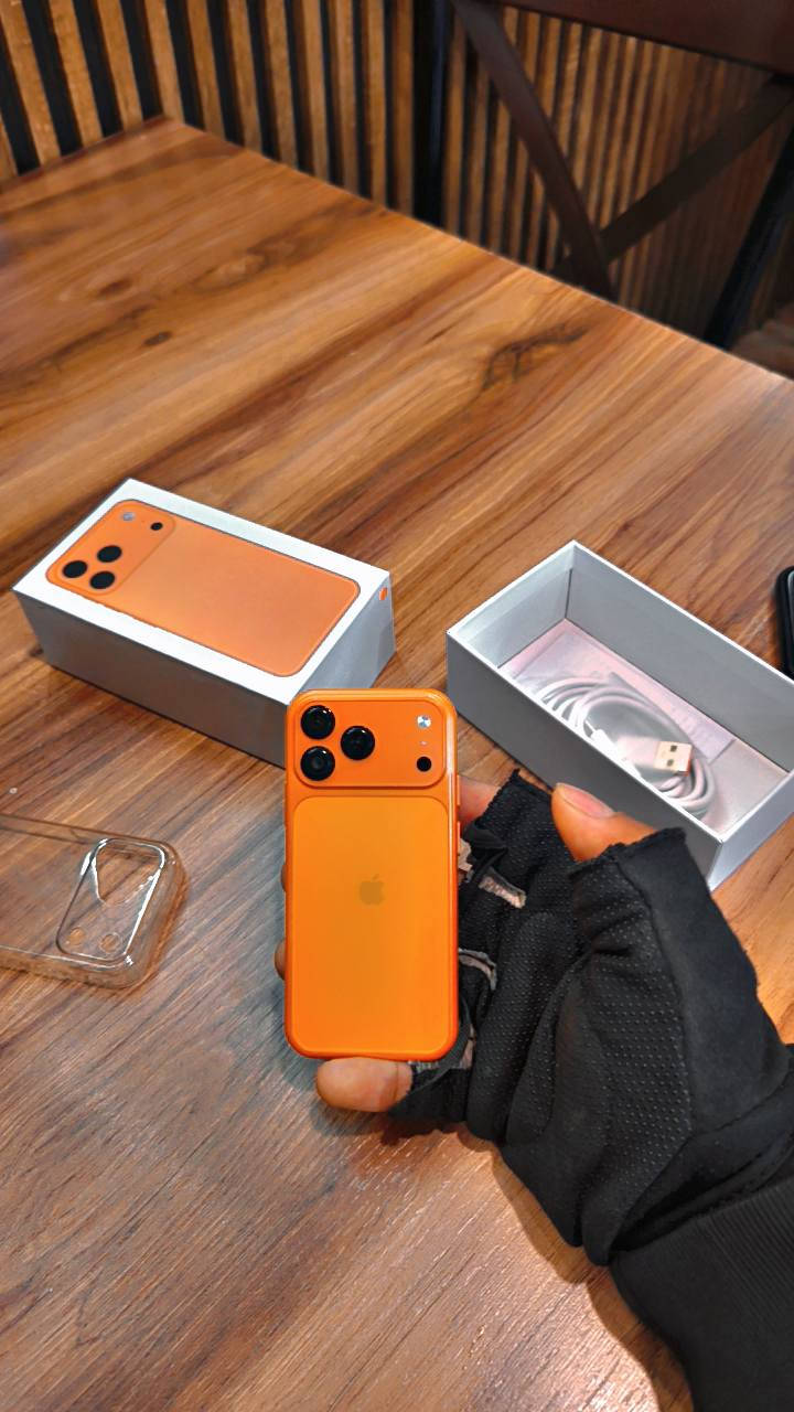 ايفون 17 صغير
البطاريه 100
لمس شاشه فول
السعر 85 
رقم تواصل ***********
