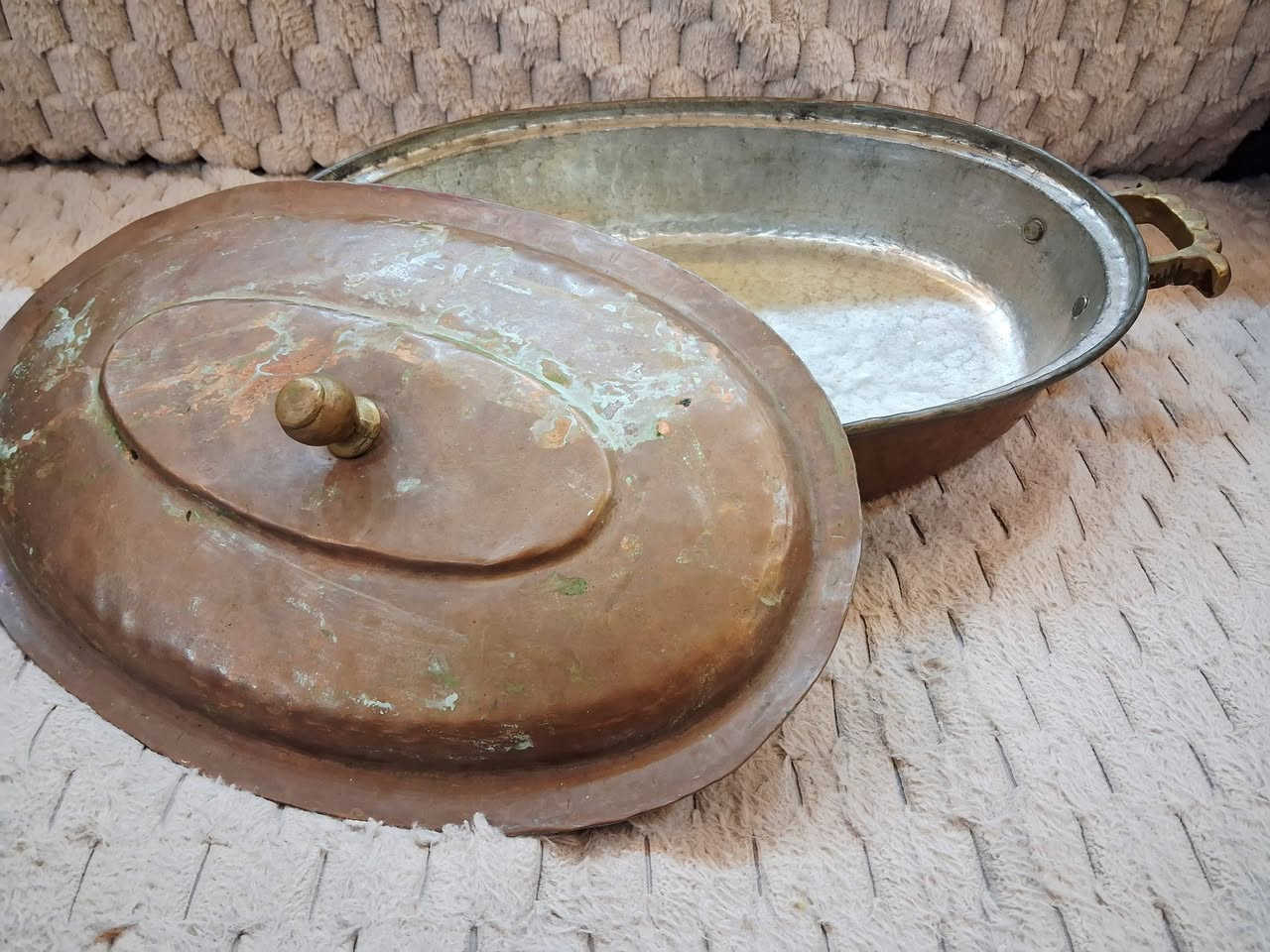 قدر نحاس أحمر قديم مع غطاء 🔥
شكل بيضوي مميز مع أيدي جانبية من نحاس سكب مزخرف.
سماكة عالية ووزن ثقيل يدل على جودة القطعة.

الوزن تقريباً: 2 كيلو
الطول تقريباً: 50 سم مع الأيدي.

قطعة أنتيك جميلة ومميزة لمحبي التحف والقطع النحاسية القديمة.


**إذا كنت صاحب هذا الإعلان وتريد حذفه لأي سبب، رجاءا أرسل رسالة إلى الدعم الفني**