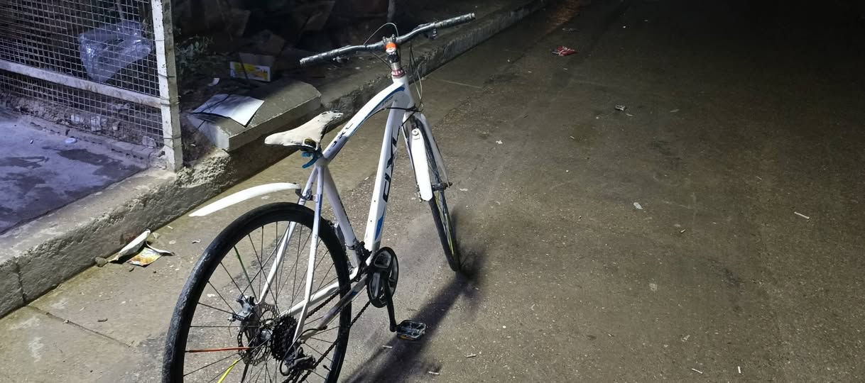 سلام عليكم بيسكل مال سباق نضيف عوزه بس سرج ويده مكسوره سعره ١١٠ وبي مجال للطيبين *********** وتساب موجود
