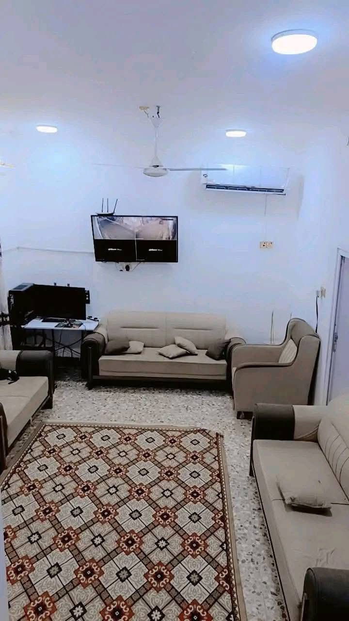 دار سكن للبيع 

العنوان / حي آور شارع السبيس 

المساحه / 100 م امامي 

تفاصيل البناء / طابقين مسلح 

ط١/ صاله استقبال غرفه مطبخ صحيات داخليه وخارجيه 

ط٢/  صاله غرفتين صحيات 

نقص ارضيه او لبخ 

للمزيد من المعلومات يمكنكم التواصل معنا على الرقم التالي 

***********

***********
