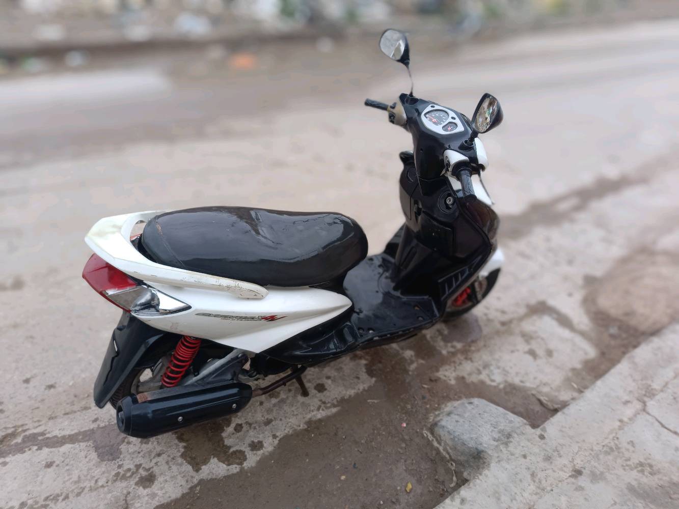 دراجه سكنس نثيه كابريتر للبيع
بيع مستعجل سعر 375 وبيه مجال 
الاستفسارات إتصال هاتفي ***********
