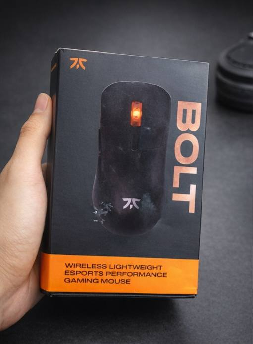 🔥 FNATIC BOLT Wireless Gaming Mouse 🔥
ماوس أصلي من شركة FNATIC العالمية، مخصص للألعاب الاحترافية وخصوصاً الـ FPS. يشتغل لاسلكي 2.4GHz بدون أي تأخير، ويعتمد على مستشعر PixArt PAW3370 بدقة توصل لحد 19000 DPI حتى يعطيك تحكم وسرعة تتبع عالية جداً.
وزنه خفيف تقريباً 67 غرام فمريح بالاستخدام الطويل وما يتعب اليد، ويا بطارية قوية تدوم لحد 110 ساعات بالشحنة الواحدة.
الأزرار من نوع Kailh GM 8.0 سريعة وعمرها طويل، والسكّرول ناعم ودقيق. تصميمه Symmetrical يناسب أغلب أنواع المسكات، والشحن يتم عن طريق USB-C، ويحتوي على ذاكرة داخلية لحفظ الإعدادات مع دعم برنامج FNATIC للتخصيص.
الماوس نظيف جداً وشبه جديد، والكرتون كامل ويشمل (الماوس، الدونگل الأصلي، سلك الشحن).
💰 السعر المطلوب: 85 ألف مع التوصيل 
💵 سعره الجديد عالمياً: 95$
.


**إذا كنت صاحب هذا الإعلان وتريد حذفه لأي سبب، رجاءا أرسل رسالة إلى الدعم الفني**