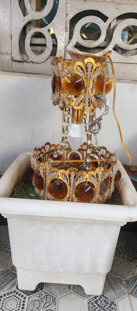 السلام عليكم اخوان ثريات عدد 3 شغالات السعر 50..... رقم *********** متواجد واتساب وتدللون
