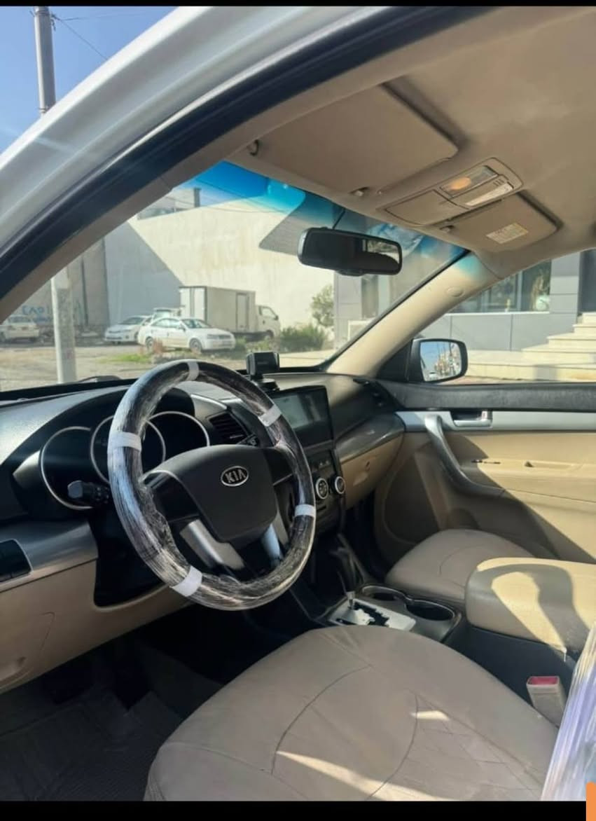 كيا سورينتو ٢٠١٢
سياره كى خاوينه بئ مه سره ف
مكينه ٢٤٠٠ دوش ٤ بستن
ده ركاى  سكن سارده كوته 
مكينه خاوينه كرايته وه بى عيبه به شرط
١بارجه صبغ بى داخيلي جاملغ سكن بيشه وه 
هه زه ى مايه سنه وى مايه تا ٢٠٢٦ مانكي ١٢
شوينى سياره له هه ولير *********** 
رقم *********** سعرى ١٣٣ وه ره قه أربيل, العراق
