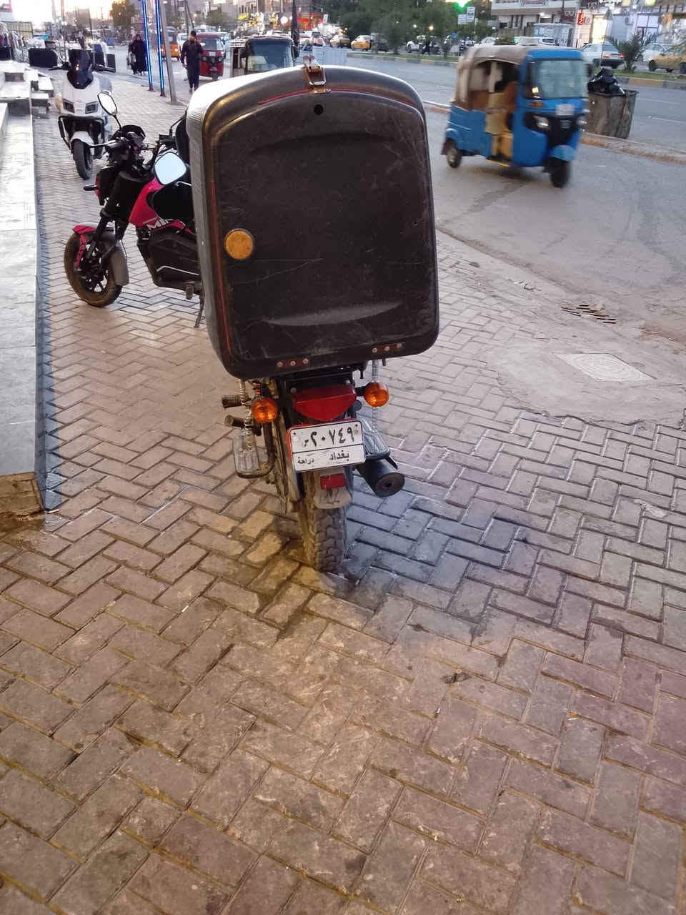 سلام عليكم بوكسر البيع موديل 22رقم سنويه بسمي كفاله عامه مكان بغداد الزعفرانيه سعر   1900
***********
