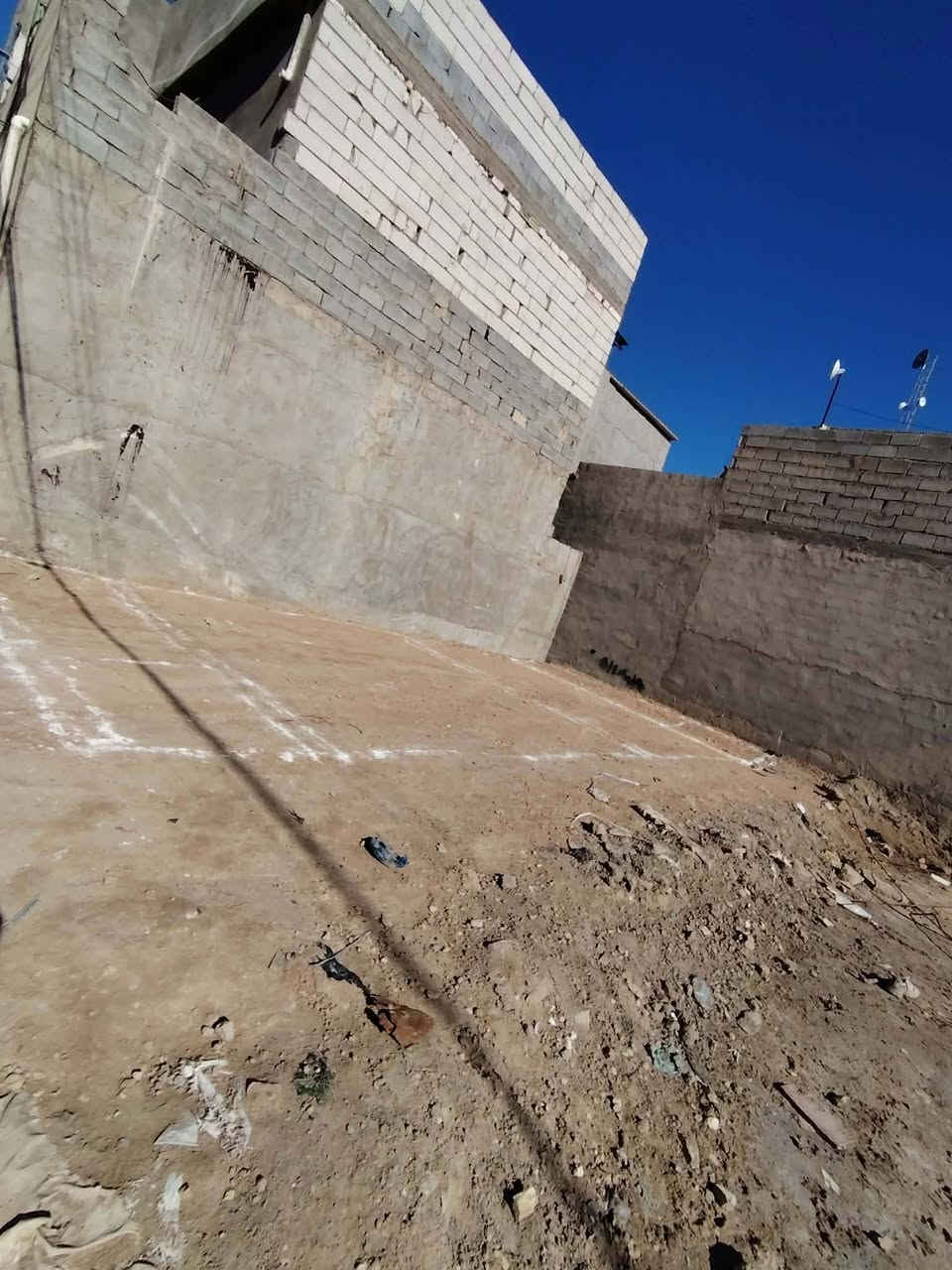 ✨✨ قطعة🏜️ للبيع المساحه 50متر  للبيع  مدفونه  وكامل  
يبعد عن الامام الحسين عليه السلام 5 دقائق بالسياره
 الوجه  5متر 10متر 
عرض الفرع 7 متر
#رقم العامود 143طريق كربلاء طويريج 

خدمات القطعه مي كهرباء ومجاري   
طابوا زراعي سند 25 مكاتبه ويا ابو الكاع مباشره
#عنوان القطعه كربلاء  خلف  الدواجل عن الشارع مال طريق كربلاء طويريج تقريبا 500 متر  عن الامام 6 كيلوات
#الاستفسار 📞***********
***********
#الجميع
القطعه باسمي يعني بدون دلاليه
