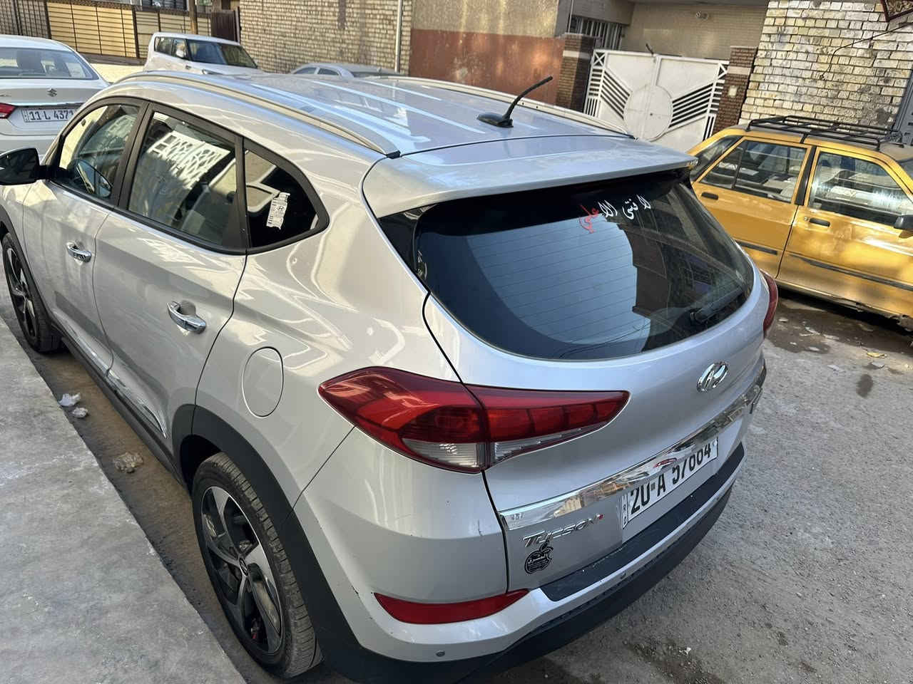 السلام عليكم ..
توسان 2017 
ماشيه 90 m
مواصفات نص فول 
مكفوله من صبغ عدا بارد بل بنيد 
رقم ***********
السعر 153$
