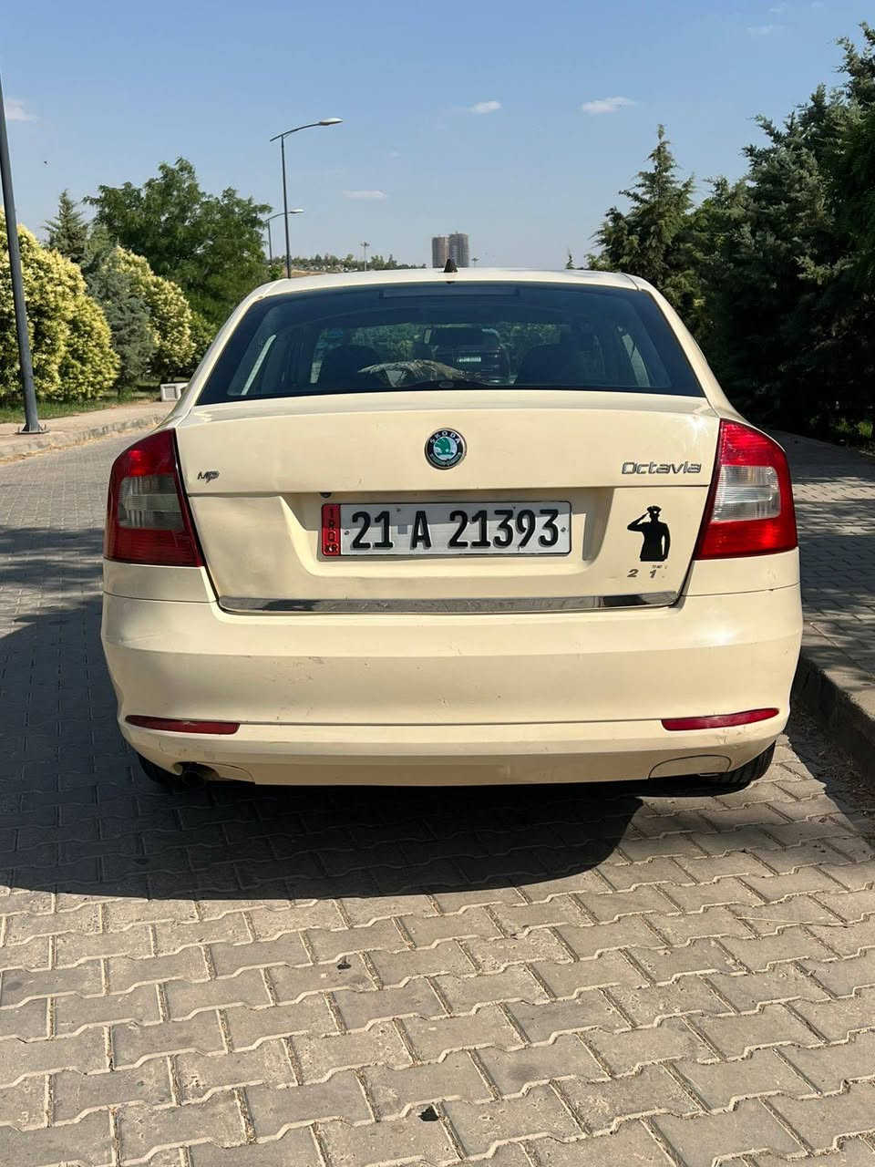 بەناوی خودا 
تاکسی سکۆدا ئۆکتاڤیا ‌(٢٠١١)
پارچە و نیوێک بۆیاغی هەیە 
سەنەوی تا (٢٠٢٧) تازەیە 
سەیارەکە زۆر جوانە و ماڵی دۆستە 
چوار تایەی تازەی لەسەرە 
گێڕ و مەکینە بە شەرت 
نرخ : ٨٧ کەڵا و مەجالێکی کەم 
ژ.م: *********** 
بەس جوابی تەلەفۆن دەدرێتەوە السليمانية, العراق
