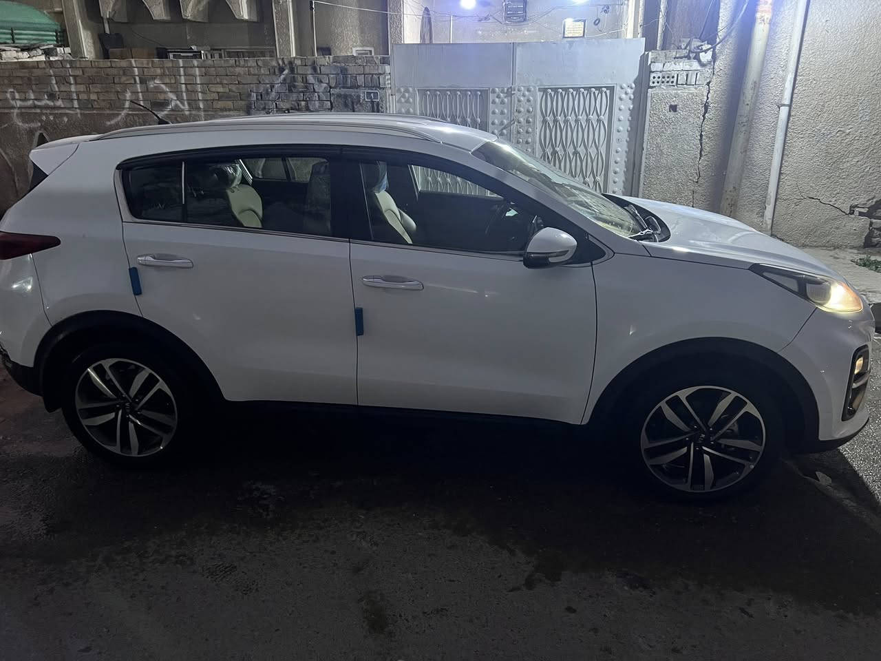 السـلام عليكم KiA sportage
للبيـع ❗️

مـوديل 2020 

رقـم بغداد جديد 

سياره كامله ماناقصهه اي شي 

تحـكمات ستيرن 

شاشه چبيره   

تبـريدها ❄️

خليـجي 

والخليـجي مواصفاته معروفه ميحتاج اشرح 

الداخـل عسـلي 

سياره بيها قطعتين تبديل 

باب السـايق والي ورا 

مكـاني بغداد حي الاعلام 📍

السيـاره ب اسمي تحـويل ثاني يوم  
 
سعـرها 180 وبيها مجـال  

السيـاره احلى من الصور تجي وتشوفها بعينك 
 
رقمـي *********** ☎️
