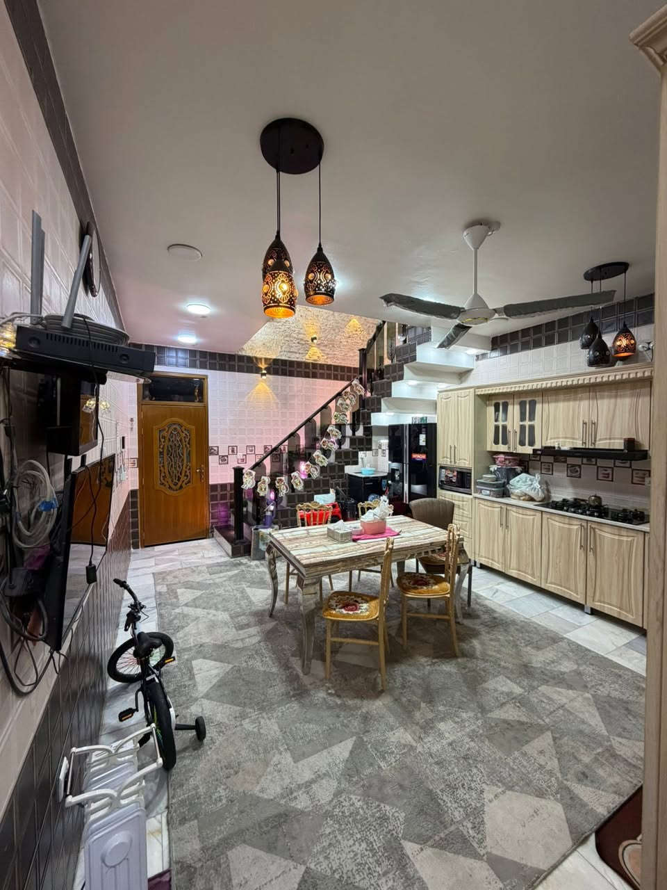 السلام عليكم دار للبيع طابو ملك صرف زراعي  سند ٢٥ المساحه ١٠٥ متر
موقع الدار سبع ابكار الفرع المقابيل الهبي دي 
و من جهة سوك السمكة خلف مولدة المصرية 

الواجهه ٥ متر النزال ٢١ متر 
الدار ثلاث طوابق بناء درجة اولى فول 
مثل ما موضح بالصور 
الدار يحتوي على الطابق الاول 
طرمة 
صاله 
مطبخ 
حمام 
غرفة نوم 
الطابق الثاني 
غرفتين نوم
حولي 
حمام 
الطابق الثالث 
غرفتين نوم 
حولي 
حمام 
يعني البيت بي ٥ غرف نوم و ثلاث حمامات 
للاستفسار الاتصال على الرقم 
***********
