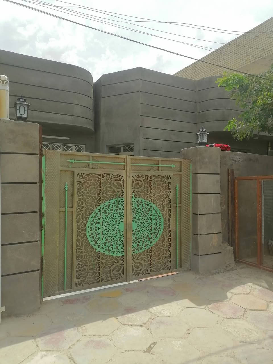 السلام عليكم
الدار للبيع مساحة ٢٠٠م طابو صرف شارع الطليبات ع الشارع خط أول خامس بيت عن الشارع العام للأستفسار ***********
