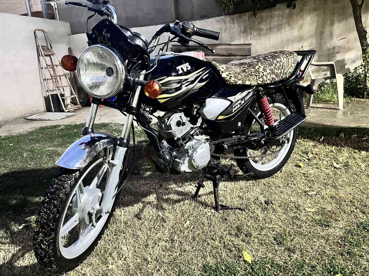 سلام عليكم السعر ٦٥٠ فقط اصولي اقره منشور كامل دراجه TVS هنديه للبيع الدراجه اوراق كامله واصوليه وكمرك مدفوع بس تروح ترقم الدراجه شوفت عينكم مويل 2018 استخدام شخصي مكينه مامفتوحه ابد شلعه كلش قويه يحتاجلها بعض ترتيب لئن جانت متروكه بس هسه على وضعها تشتغل من اول هندر وشلعه ومعدل ماتوكفك مكينه ماكايمه بس دهن صارله مده طويله بداخلها وبدلته وشغلتها كامت ادخن وكطعت وبعدين رجعت اتدخن ماتوقع كايمه لئن صوتها كلش ناعم وشلعه ومعدل انته شوفت عينك تايرات جدد دراجه  نضيفه سعرها بلاش ب٦٥٠الف وبيها مجال حك جيه   رقمي *********** وتساب مكاني بغداد العامريه وصورها كامله وكلشي موضح يمك بالصور والفديو وتحياتي
