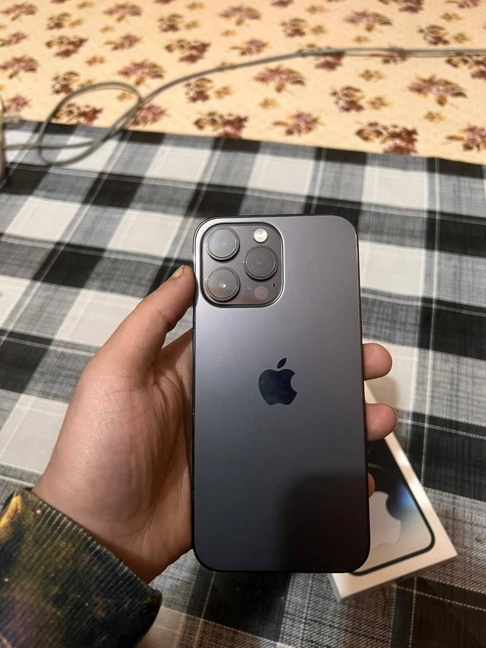 السلام عليكم
ايفون 14 برو ماكس 
ذاكره 256 
بطارية 🔋 83 
شريحة الكترونيه (ايسم)
مبدل فقط شاشه ونوعيه زينه 
رايده مراوس ايفون 15 عادي 
فقط مراوس رقمي ( ***********)
