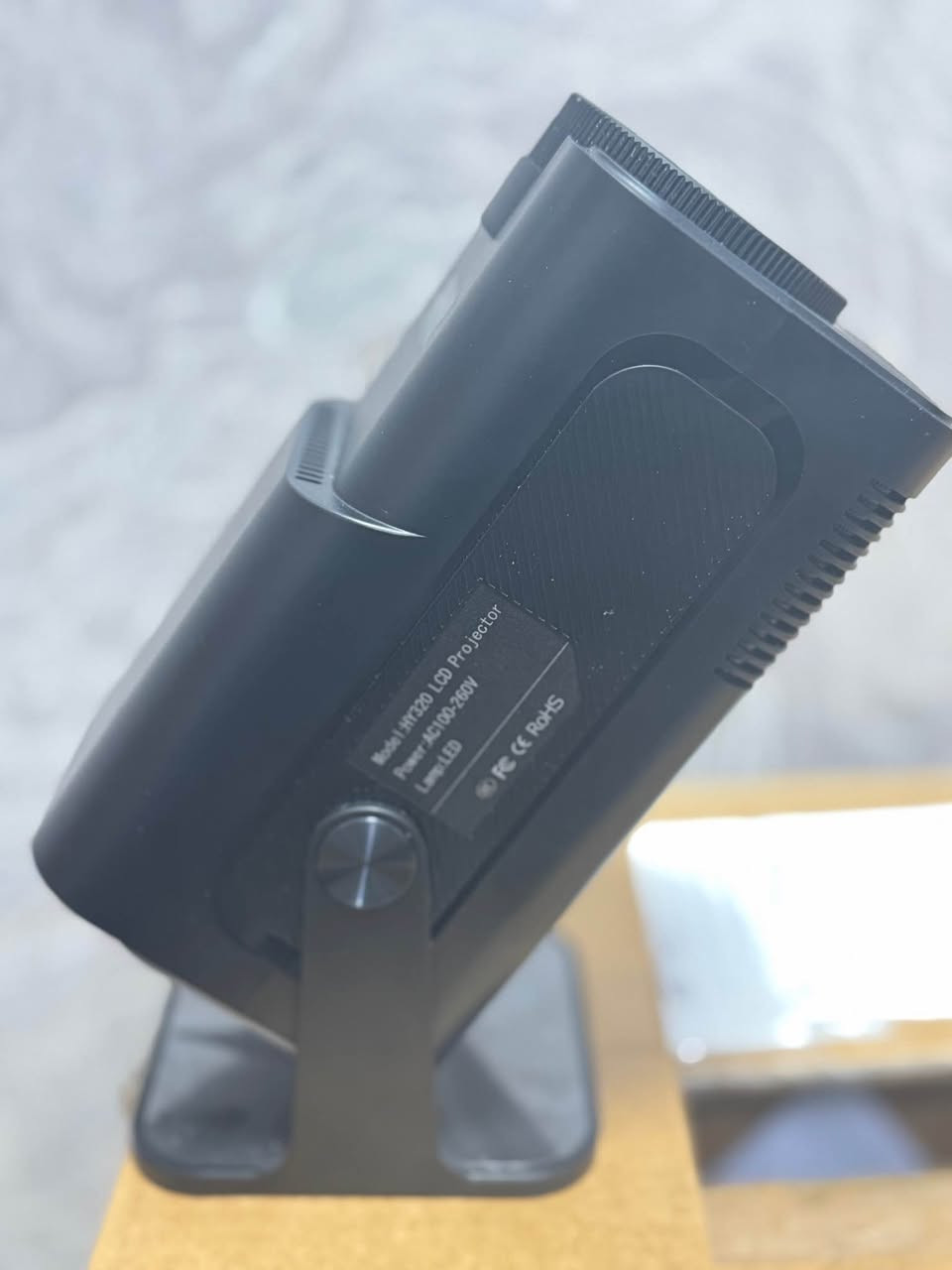 جهاز بروجكتر (داتا شو) ذكي بمواصفات عالية، مثالي للسينما المنزلية، الألعاب، أو عرض المحاضرات بوضوح تام.
أهم المواصفات:
• الموديل: HY320 (الإصدار المطور).
• النظام: أندرويد ذكي (يشغل يوتيوب، نتفلكس، وتطبيقات العرض مباشرة).
• الدقة: وضوح عالي مع دعم تشغيل فيديوهات بدقة 4K.
• المرونة: قاعدة دوارة تسمح بالعرض على الحائط أو السقف بسهولة.
• الاتصال: يدعم Wi-Fi و Bluetooth لربط الموبايل والسماعات.
تفاصيل إضافية:
• الحالة: استعمال قليل جداً (الجهاز نظيف جداً).
• الملحقات: متوفر مع كرتونه الأصلي وكافة ملحقاته.
السعر والتوصيل:
السعر: 35,000 دينار فقط.
متوفر توصيل لجميع محافظات العراق. أربيل, العراق


**إذا كنت صاحب هذا الإعلان وتريد حذفه لأي سبب، رجاءا أرسل رسالة إلى الدعم الفني**