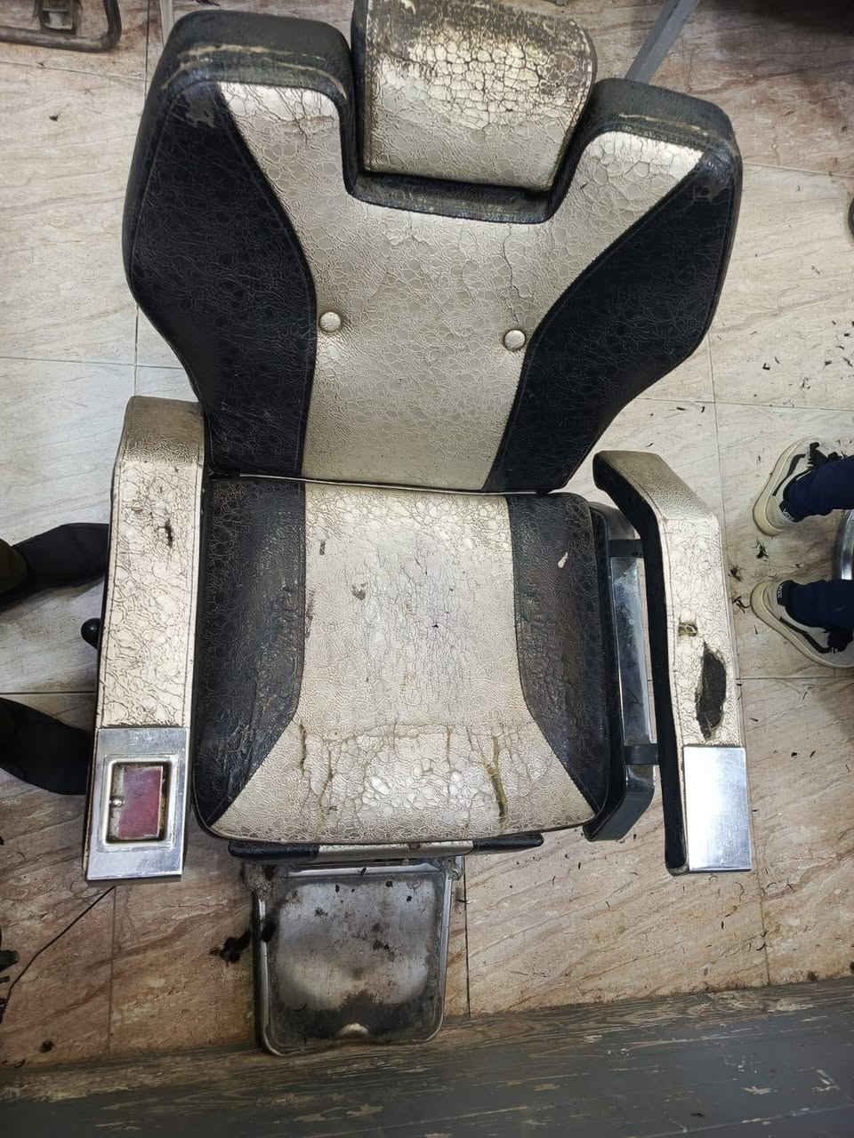 للبيع كراسي حلاقة ٥ وعرباين ٥ للبيع ***********
