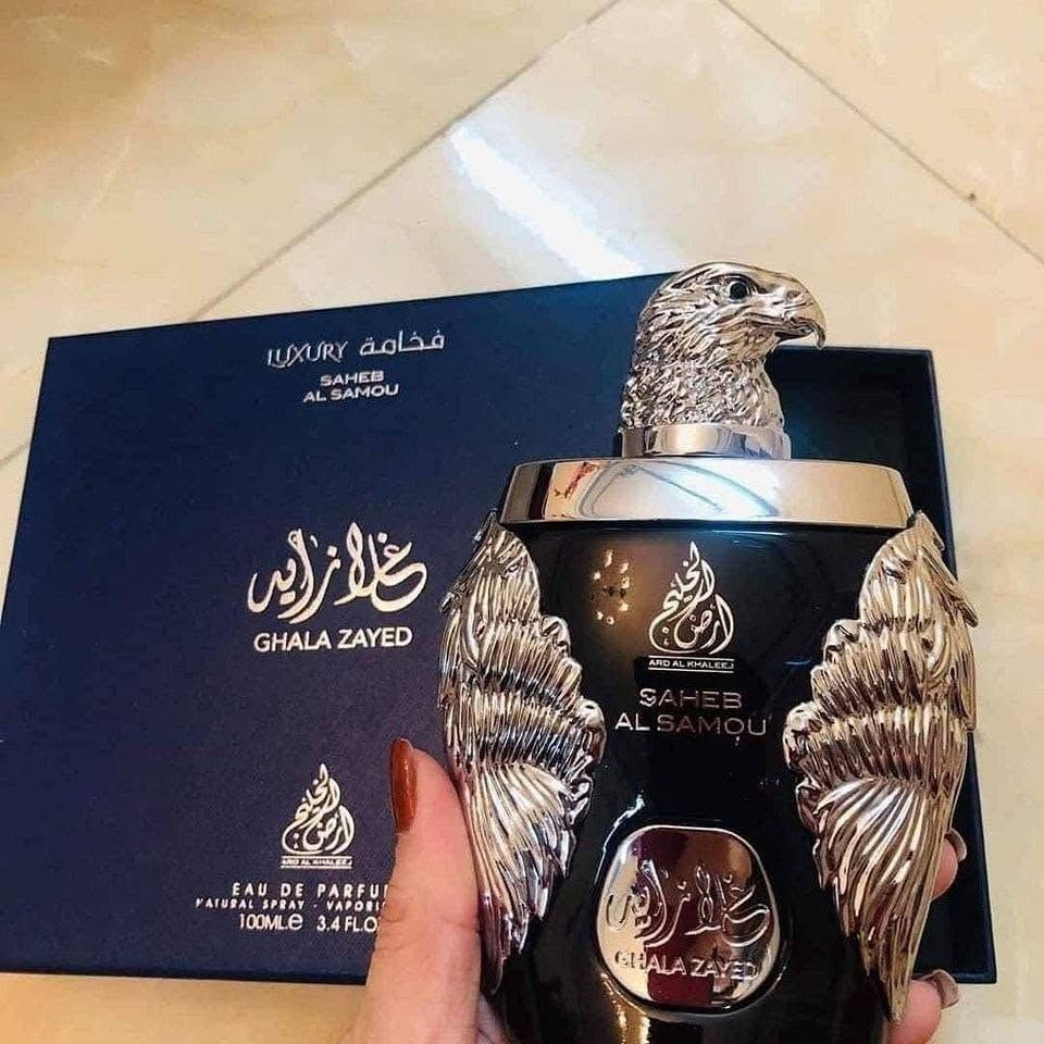 ✨ غلا زايد صاحب السمو… عطر لا يشبه الحضور العادي، بل يترك بصمة فاخرة تسبقك أينما ذهبت.
من دار ard alkhaleej الإماراتية🇦🇪💯 ، يأتي هذا العطر بتركيبة تجمع بين الانتعاش الملكي والدفء الشرقي العميق، ليمنحك إحساسًا بالقوة والأناقة منذ أول رشة.
تبدأ الرحلة بنفحات منعشة من الليمون والجريب فروت والنعناع مع لمسة فلفل وردي تضيف جاذبية مميزة، ثم ينتقل العطر إلى قلب دافئ مليء بالزنجبيل وجوزة الطيب والياسمين وخشب الأرز، قبل أن يستقر على قاعدة فخمة من العنبر والبخور والمسك والباتشولي وخشب الصندل لثبات يدوم وفوحان يلفت الأنظار.

عطر أو دي بارفان صُمم للرجل الذي يبحث عن الهيبة، الفخامة، والحضور القوي بأسلوب قريب من العطور العالمية الراقية مثل أفينتوس، لكن بسعر اقتصادي يناسب الاستخدام اليومي والمناسبات الخاصة.
غلا زايد… عندما تتحول الرائحة إلى هيبة
#الاصلي المنشأ خليجي الامارات 🇦🇪💯
السعر 13 الف
🚘 يوجد خدمة توصيل لجميع محافظات العراق ٤ الاف 🚘


**إذا كنت صاحب هذا الإعلان وتريد حذفه لأي سبب، رجاءا أرسل رسالة إلى الدعم الفني**