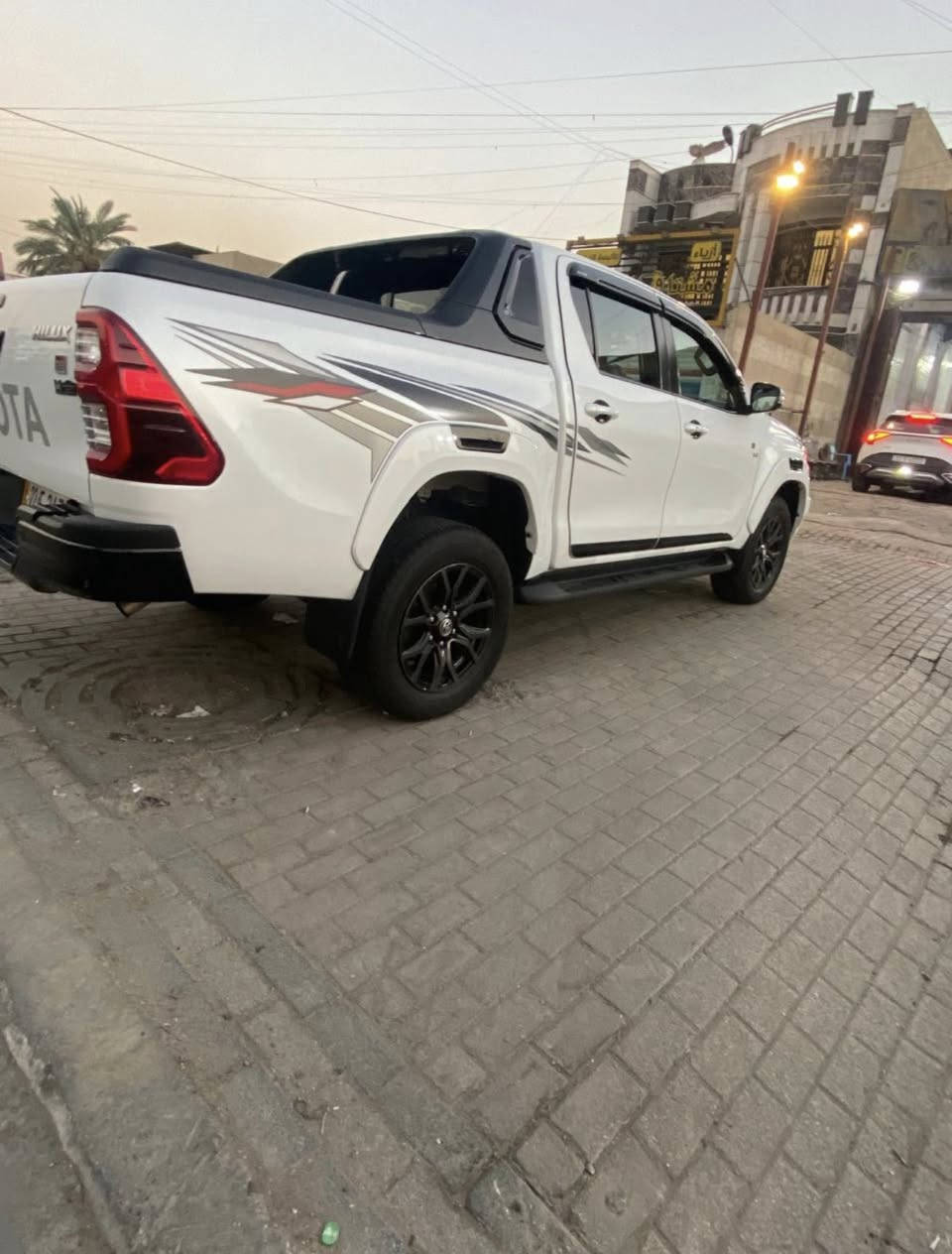 سلام عليكم هايلوكس مديل 2023 سياره جي ار سياره نضيفه كلش ماشيه 49الف سعر السياره 450 رقم ***********
