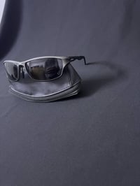 كينتيكس • فضي مطفي • مستقطبة