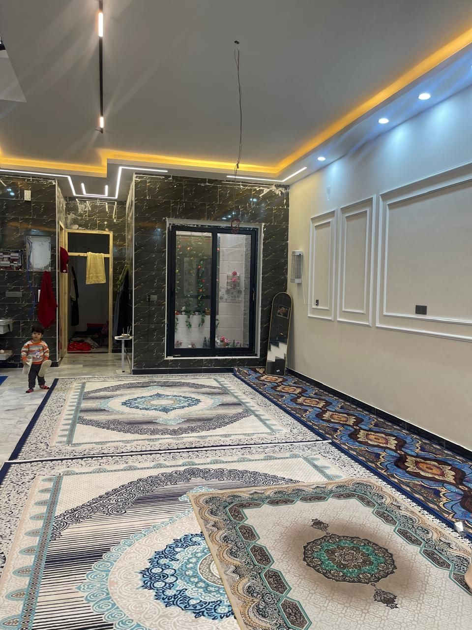 السلام عليكم عدنه هاذا البيت للبيع البيت درجه اولى حديث صار عشرة أيام من كمل البيت متعوب عليه بشكل بي كراج حديقه وست غرف نوم سويت وحمام خارجي الواقع فى منطقه حي اور ٦٠٠ بشارع ابو عبير  قرب مطعم بيت الفلصطيني *********** الاستفسار ع رقم بي وتساب
