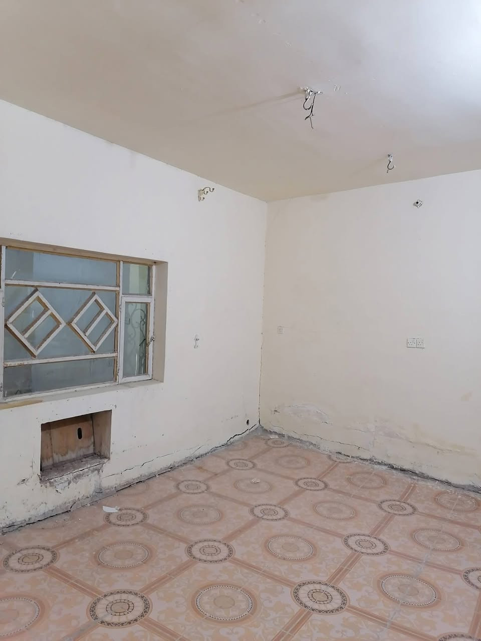 دار للبيع سند ٢٥ تحويل مباشر المساحه ١٣٥ متر في شارع بيت ال غضيب في الساحه المواجهه للحسينيه والبقال مكون من غرفتي نوم وصاله ومطبخ السعر المطلوب ٤٧ مليون وبي مجال للإستفسار الاتصال على الرقم *********** واتس اب وشكرا
