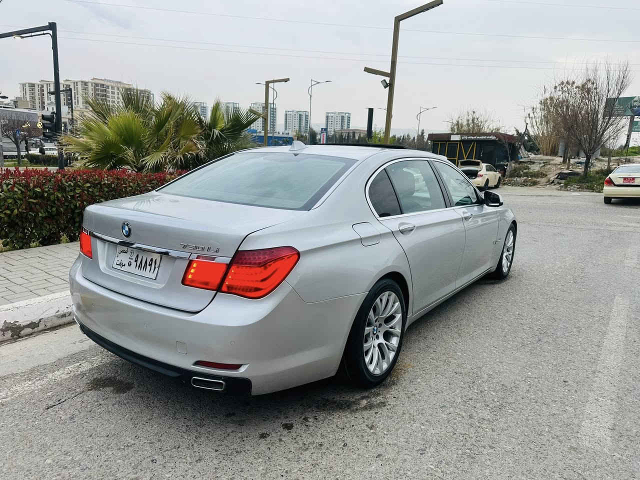 سعری لە خوار هه موبازار ١١٥ گەڵا
بی ئێم 730 i 
مۆدێل 2012
مەکینە V6
ئارمی بلاستیک بەشەرتی ئەو لیات و خرامە بۆیاخی نییە سە یارە لۆک لۆکە 
شه ش بستؤن نؤزل كورت 
مواسفات فوول سلایت
***********
