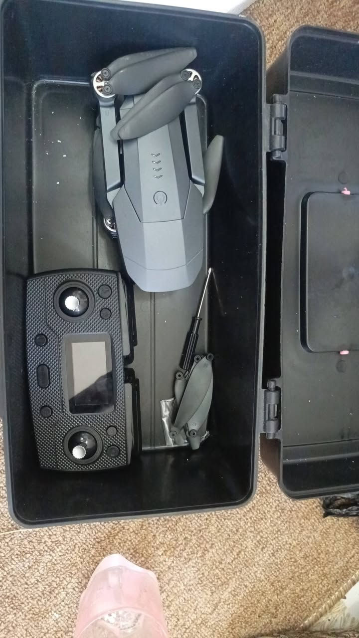 سلام عليكم شباب درون(SG907) غنيه عن تعريف مواصفاته كلش عاليه جوستك شاشه شحن تايبسي JPS رجوع ذاتي مدا 3كيلو ارتفاع 300 متر ثباتيه فول الفول 
مشكلته فقط ذراع تبديل لان طخت عندي بلحايط مشتريه 200 انطي سعر بما يرضي الله وبلعافيه عليك للعلم بطاريه وحده وريش اضافيه ودرنفيسه وبوكس


**إذا كنت صاحب هذا الإعلان وتريد حذفه لأي سبب، رجاءا أرسل رسالة إلى الدعم الفني**