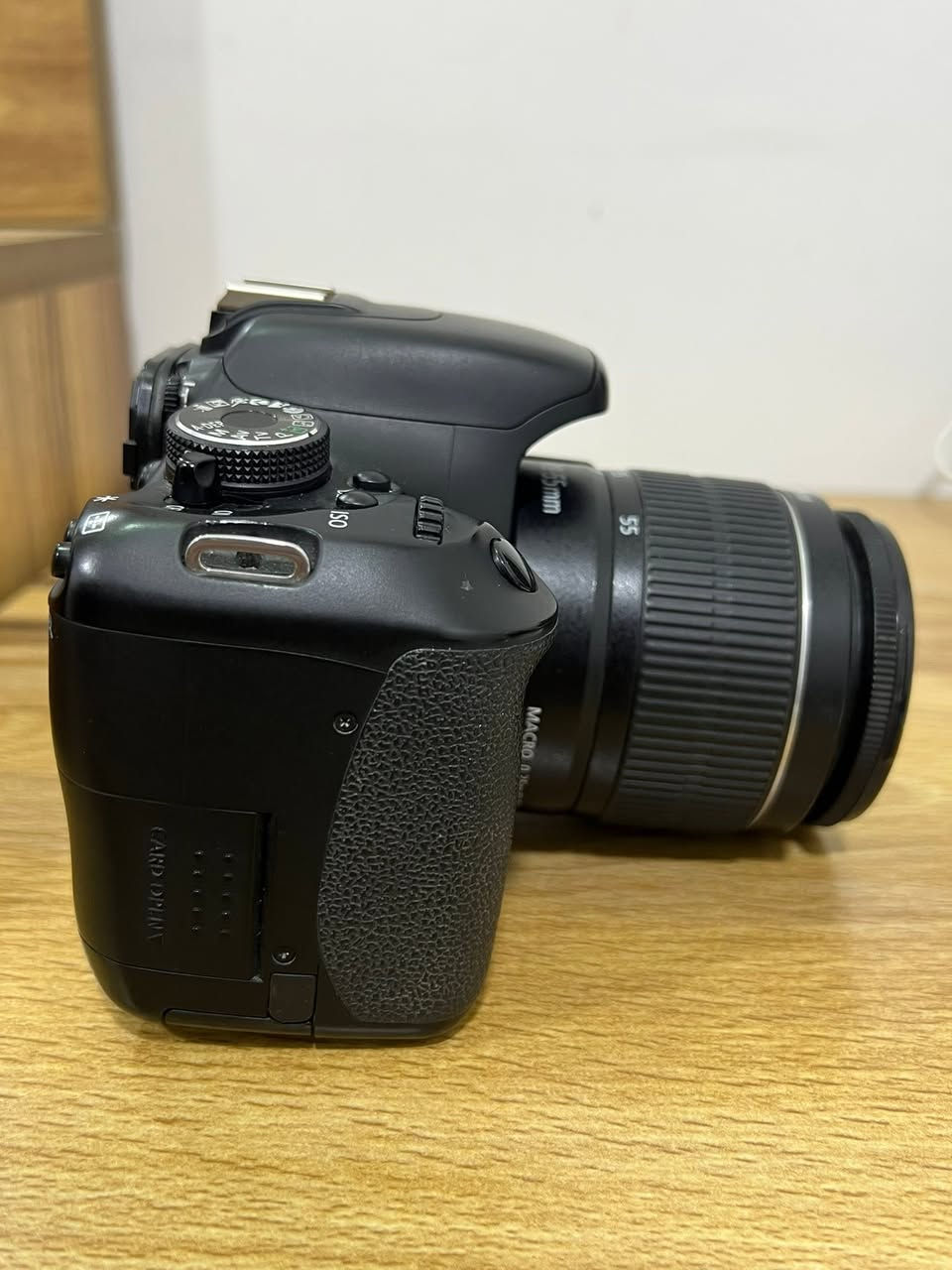 للبيع كاميرا Canon EOS 600D DSLR
كاميرا بحالة جيدة ومناسبة للتصوير الفوتوغرافي وصناعة المحتوى وتعلم التصوير.

المواصفات:

* Canon EOS 600D
* دقة 18 ميغابكسل
* تصوير فيديو Full HD 1080p
* شاشة متحركة (Flip Screen)
* عدسة Canon EF-S 18-55mm
* فلاش مدمج
* أوضاع تصوير احترافية ويدوية
* تدعم تصوير الصور بصيغة RAW

الحالة:

* الكاميرا تعمل بشكل ممتاز
* العدسة نظيفة

مناسبة للمبتدئين وصناع المحتوى والتصوير اليومي.

**وتأتي مع ملحقاتها (شاحنة للبطارية ،كيبل نقل البيانات )
** والصور الأخيرة توضح جودة تصوير الكاميرا

السعر: 400 الف بي مجال حك الجية

الموقع: حي الجهاد - شارع المضخة الثاني- فرع صيدلية ورد بغداد

للتواصل على ماسنجر 
او
الواتساب : ***********
