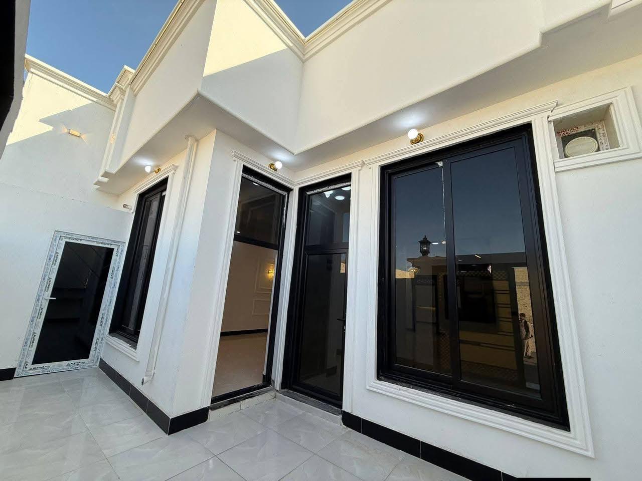 بيت  150 متر للبيع السعر 84وبي مجال✍🏻 العنوان النجف مقابيل قرية الغدير🟪
البناء طابوك وساس وصقف صب مسلح للستفسار ***********
