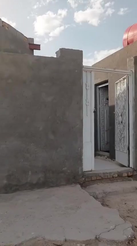 السلام عليكم مشتمل للبيع مساحة 135م قرب الاكاديميه حي الشرطه 50م عن التبليط مشمول بالتطويب مرقم  من قبل البلديه يتوفر كافة الخدمات ماء كهرباء مولدة وجها على طريق الزوار شارعة 15م إضافة إلى عرصة مساحتها 180م صايرة وجهية منطقة بناء السنة 2026 بي اثاث بس محد ساكن بي سعر المشتمل 29 وبي مجال والعرصة 10 وبيها مجال بسيط العنوان ديوانيه حي الشرطه قرب الاكاديميه رقم الهاتف ***********//‏‪***********‬‏يوجد واتساب احتراف بالبلديه اعاده النشر بسبب الوعود الكاذبه بيع مستعجل

