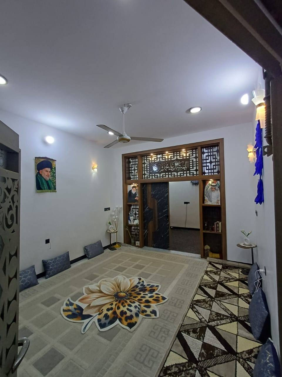​🏡 بيت للبيع في حي العباس (مؤثث بالكامل) 🏡
العنوان: كربلاء المقدسة - حي العباس
المساحة: 100 متر 
الأبعاد: الواجهة 7.25 م | النزال 14.10 م
التصميم: طابق ونصف (بناء حديث ونظام مدخلين)
​🔹 تفاصيل الطابق الأول:
​المداخل: يحتوي على مدخلين منفصلين (مدخل للاستقبال ومدخل للموزع/الصالة).
​الاستقبال: غاية في الرحابة بمساحة (5.5 \times 4 م).
​الصالة (الهول): بمساحة ممتازة (3 \times 6.5 م).
​المطبخ: نظام عملي بمساحة (3 \times 2.5 م).
​غرف النوم: غرفة نوم مريحة بمساحة (3 \times 4 م).
​المنور: متوفر لتهوية وإضاءة طبيعية بمساحة (1 \times 1 م).
​الخدمات: صحيات مشتركة (داخلية + خارجية).
​🔹 تفاصيل الطابق الثاني:
​غرف النوم: غرفة نوم كبيرة جداً (ماستر) بمساحة (7 \times 3.5 م).
​الصالة: صالة إضافية بمساحة (3 \times 4 م).
​الخدمات: صحيات مشتركة خاصة بالطابق الثاني.
​السطح: يحتوي البيت على سطحين (سطح لكل طابق) مما يوفر مساحات إضافية ممتازة للاستخدام.
​✨ ميزة العرض الخاصة (البيع مع الأثاث):
​البيت يُباع مؤثثاً بالكامل بأثاث جاهز وراقي، مما يجعله جاهزاً للسكن الفوري دون الحاجة لأي مصاريف إضافية (جاهز من مجاميعو).
​📞 للاستفسار أو لمعاينة البيت، يرجى مراسلتنا أو الاتصال على الرقم:
[***********]
​ملاحظة: ألارضيه بورسلين 60×60 درج مرمر 
بناء طابوق درجة أولى علمآ مجاري تبليط ماء عرض شارع 9 متر ( حي ألعباس ألفرع الثاني قريب السايدين اسواق النخلة )
