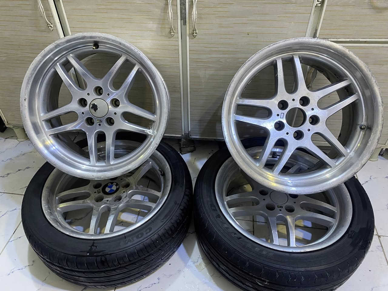 السلام عليكم
تخم ام حجم 18 تو سايز
زوج يحتاج تصليح لحيم الخلفي 

مع زوج تاير نظيف. انتاج 24 زوج فقط 
 
السعر 
 250 ألف 
مكاني بغداد الدوره 
***********
