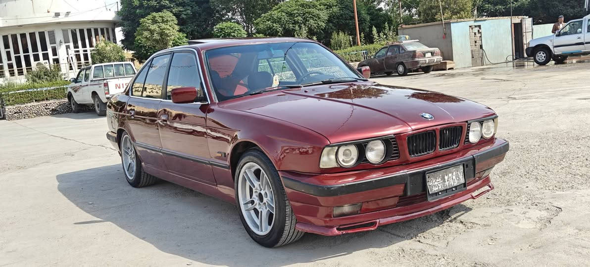 سەرەتا بەناوی خوای گەورە  BMW مۆدێل 1993 ،525 گێڕ تۆماتیک ئاڕم پلاستیک سلێمانی
 فول فول موواسەفات
پێشپان سڵایت جام کارەبا
 بیلاد کووشن جلدوو هیتەر 
دەعمێکی پێشی هەیە 
کارەبای کامل مەزبووت هەموو شتی لەسەر شریکە ماوە 
چوار ویلوو تایەی تازەی لەسەرە 
دەشپوولوو بەرە دەرگای لۆکە 
ئاڕموو ئەوەلیات بەشەرت
هەموو شتێکم نوسیوە 

سعری 33 گەڵاو مەجالێ کەم
ژ.م *********** وەسئاپو ڤایبەریشی لەسەرە السليمانية, العراق
