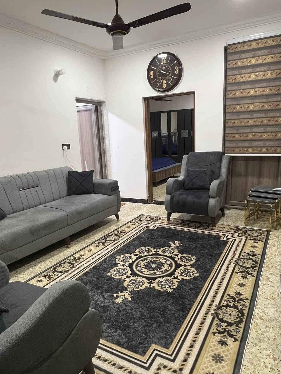 السلام عليكم 

تتوفر شقق مفروشه حديثه للإيجار ( للعوائل فقط ) موقع  الشقق جدا مميز  (بنص بغداد )بغداد - شارع فلسطين مجاور تقاطع قرطبه  مقابل مستشفى الجمله العصبيه مساحه الشقه ٨٢ متر تحتوي على غرفه سويت  كبيره و غرفه استقبال  وحمام  ومطبخ كبير وتحتوي كذلك على منورين ، تتوفر في الشقه كافه الخدمات من كراج مجاني وكهرباء ٢٤ ساعه وسبالت انفيرتر وخدمه الانترنيت . علما ان البنايه مجهزه بمنظومه طاقه شمسيه .

🩸سعر الايجار الشهري مليون وميتين  الف دينار شهريا شامله جميع الخدمات .

للتواصل على الرقم ادناه : 
***********
-
