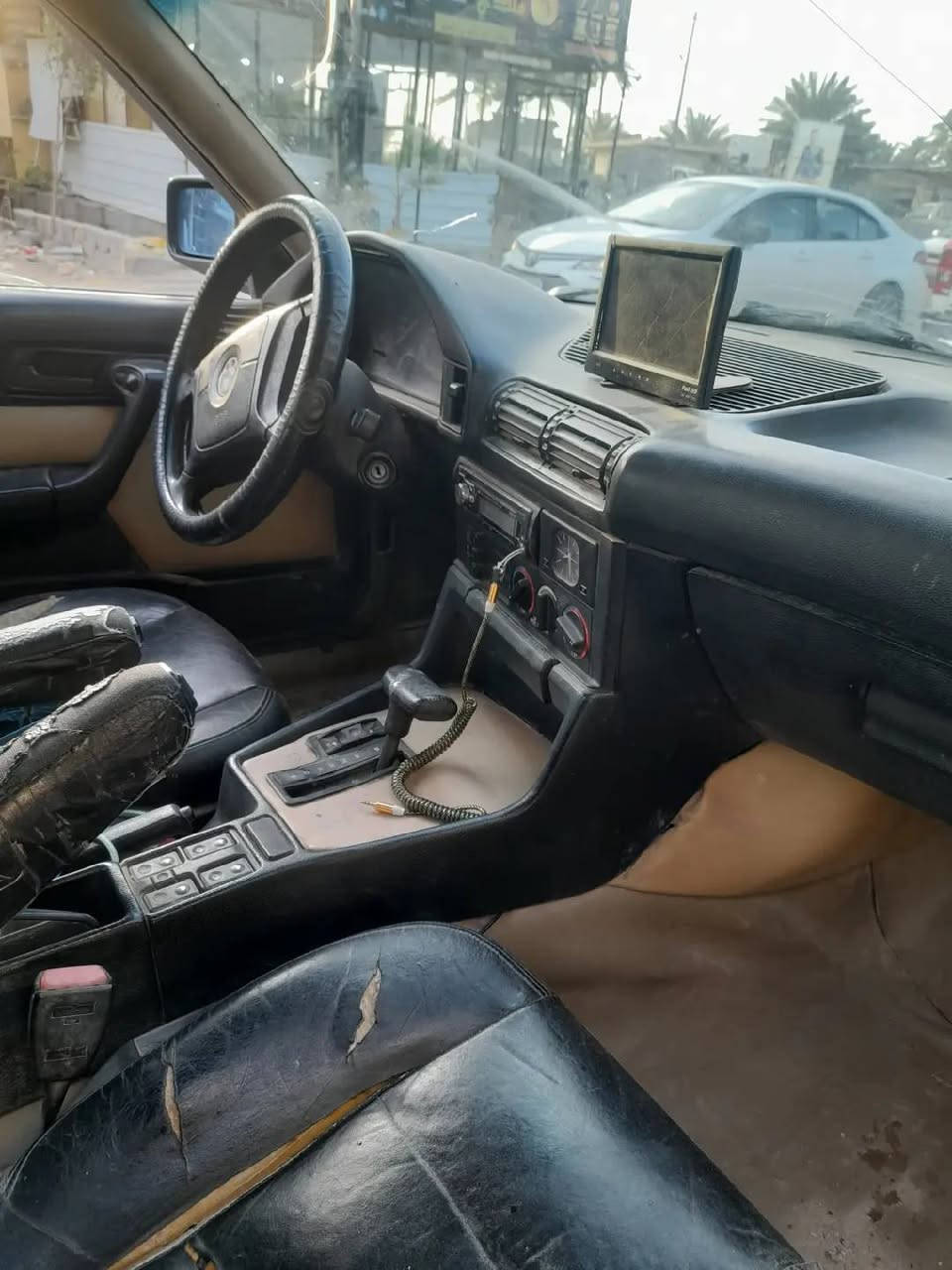 صباح الخير 
بي ام  حجم 525 موديل 1990 
كير اوتماتيك   
رقم وسنويه جديد الى 2030 
السياره بأسمي 
غرامه الف دينار  ماعليها  شرط 
كير ومكينه جيد  نكره سلف ماتصرف بانزين 
اسفل السياره نضيفه لا خياس ولا ضربه 
السياره تحتاج ترتيب ... 
السعر ٣٦ ورقه  .. الله يرحم والديك اذا مو شراي لا تعبني 
بيها مجال بالسعر  ***********
