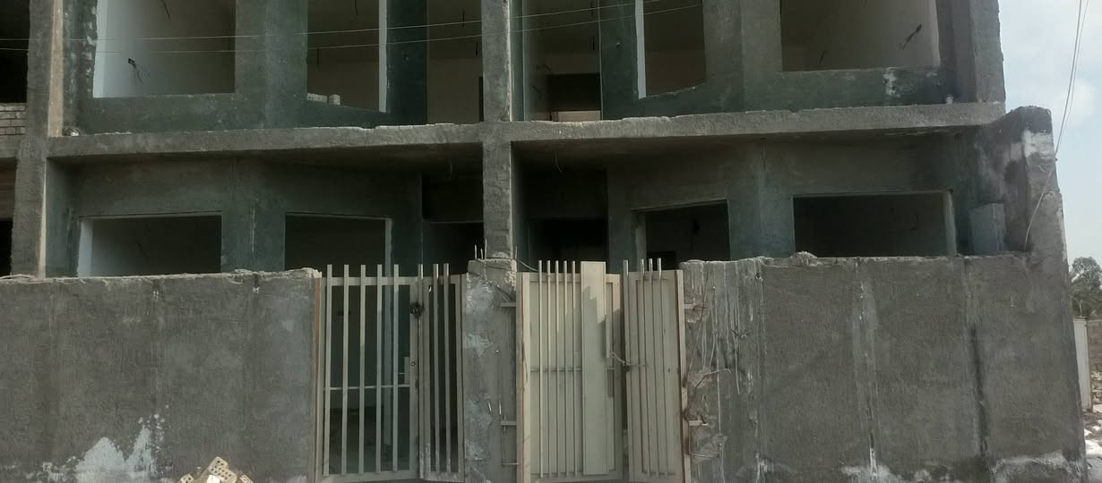 السلام عليكم ...بيتين للبيع مساحه الواحد 100 متر زراعي ملك صرف 25 إقرار محكمه واجها 5×20 بناء من الأساس قيد التشطيب يسلم مفتاح كل بيت يتكون من 3 غرف نوم + صاله وحولي مطبخ  + صحيات عدد 2 المنطقه  كامله الخدمات ماء مجاري تبليط كهرباء انترنت موقعها الغزالية مقابيل جامع الحديثي للاستفسار عن السعر وباقي التفاصيل الاتصال ع ***********
