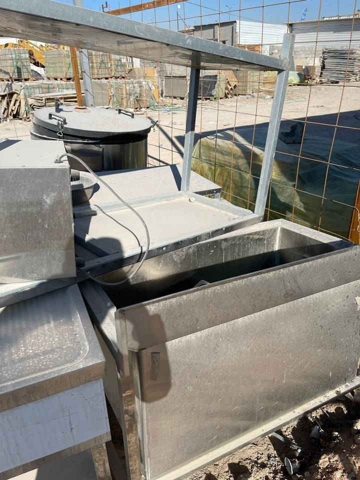 🔹 للبيع – استعمال قليل جداً وبسعر مناسب 🔹

يتوفر لدينا:
 • عدد (2) تنور دجاج يصلح أيضاً لتنور مندي – مبطن من الداخل بحجر أحمر حراري.
 • عدد (1) فرن غاز عملي بحالة جيدة.
 • عدد (1) حوض سنك ستيل.
 • عدد (1) حوض كبير ستيل.

📍الحالة: نظيفة جداً واستعمال خفيف
💰السعر: مناسب وقابل للتفاوض للجادين

📞 للاستفسار والتواصل واتساب فقط:
***********
