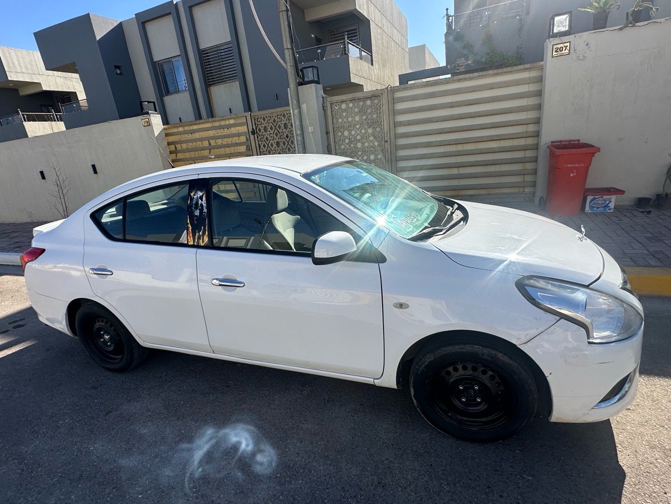 سيارة نيسان سَني مستعملة للبيع، لونها أبيض وحالتها بشكل عام تعتبر جيدة مع وجود بعض الخدوش على الجسم الخارجي. من الداخل نظيفة ومرتبة مع عجلة قيادة ومقاعد مريحة. مناسبة للاستخدام اليومي وقيادة اقتصادية في الاستهلاك. الصور توضح التفاصيل بشكل كامل. يرجى التواصل لمزيد من المعلومات أو لتحديد موعد للمعاينة.