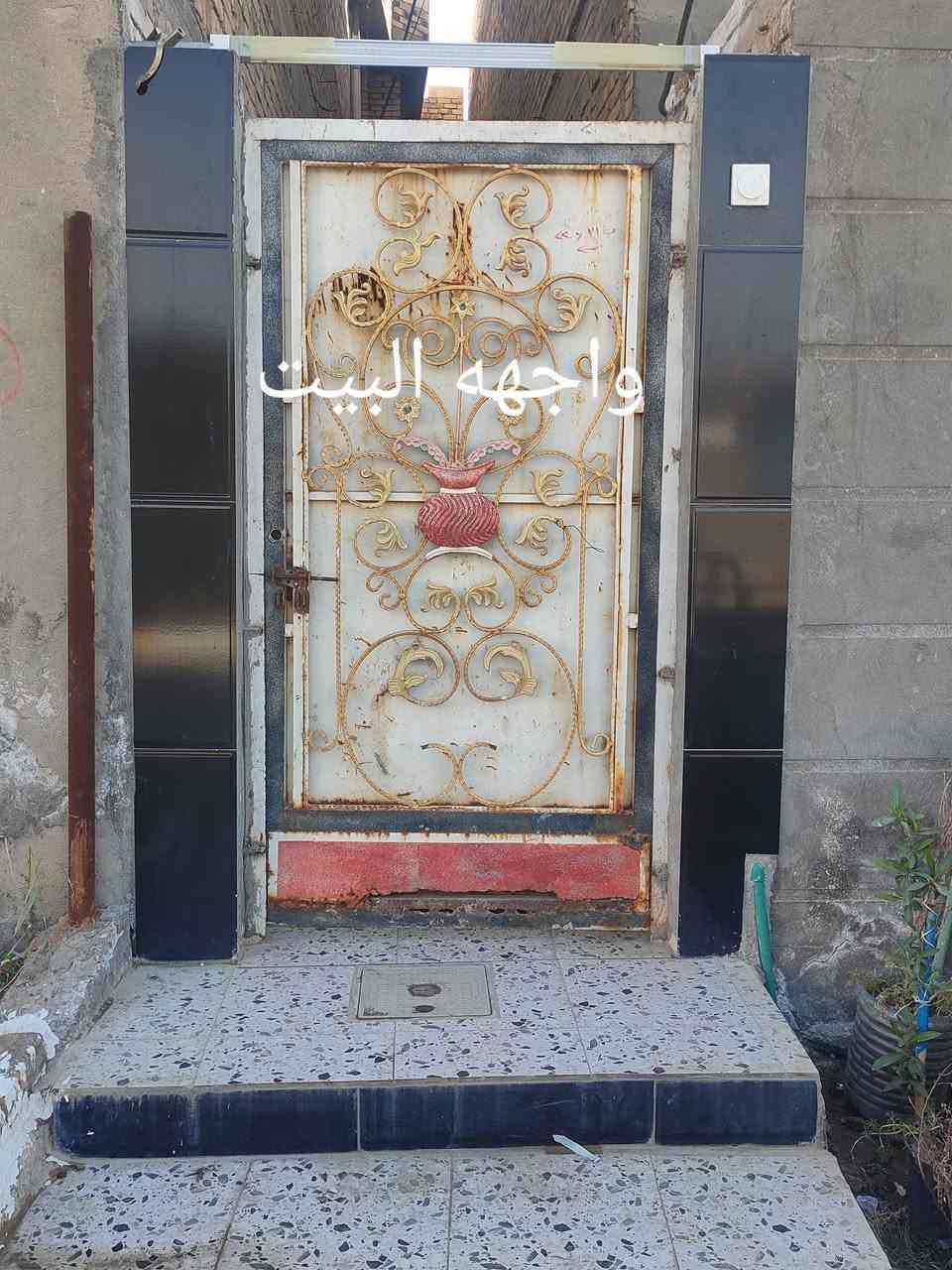 بيت للبيع خلفي
الموقع حي الصادق طابو صرف  
مساحه 86 متر
واجهه 170 
تفاصيل البيت 
طابقين مسلح بنيان حديث 
الطابق الاول استقبال +صاله +مطبخ حار وبارد +حمام +تواليت 
الطابق الثاني 
غرفتين +صاله +حمام
السعر الاتصال عله الرقم 
واتساب ***********
