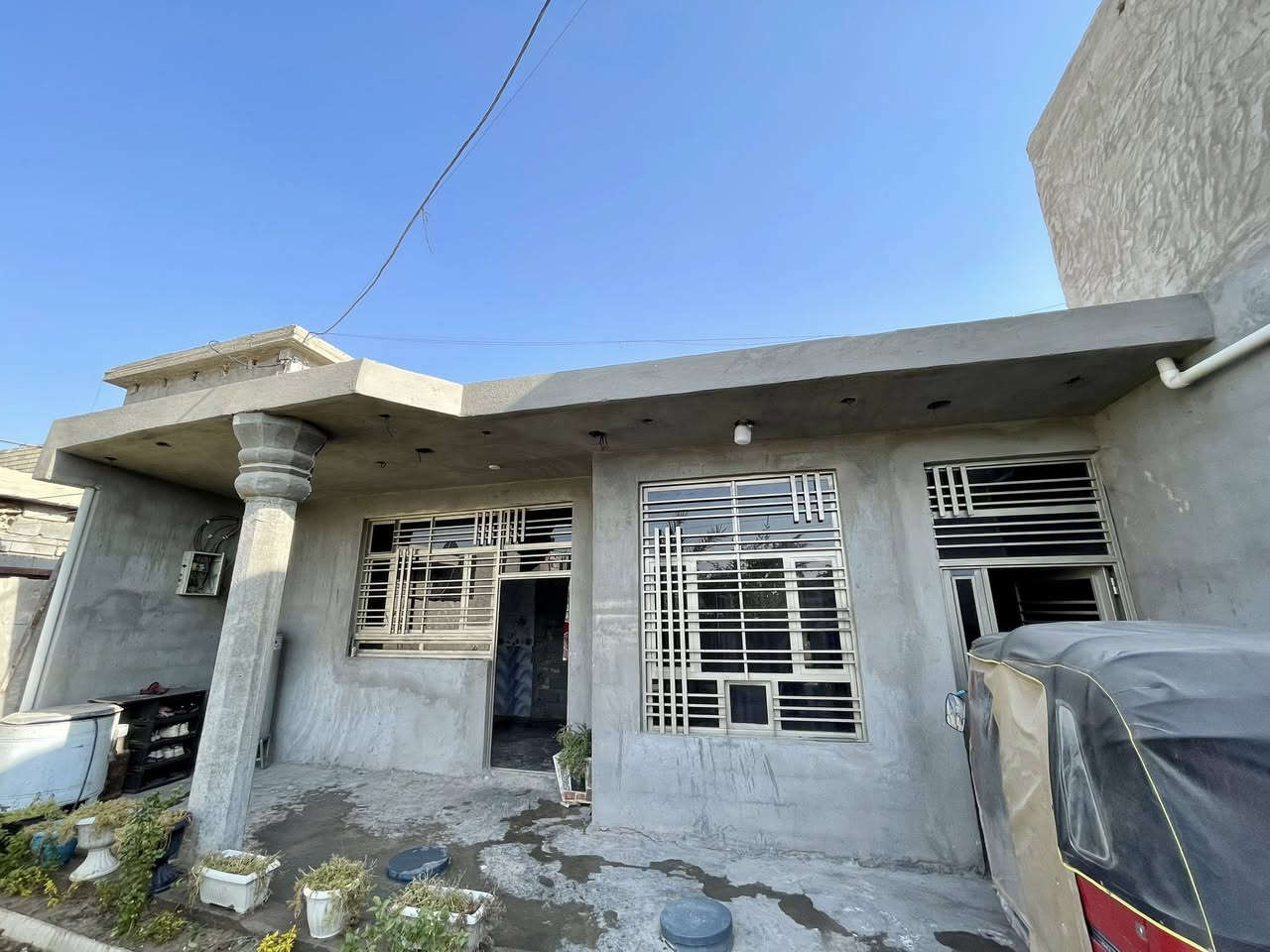 السلام عليكم
بيت للبيع المساحة 300 متر

الموقع : الدورة هورجب بداية السوق
زراعي سند 25

يحتوي على ٣ غرف نوم
 + استقبال كبير + حولي درج كبير

+ مطبخ بارد + مطبخ حار

 + حمامات خارجية 

+ كراج كبير + حديقة
البيت على شارعين

كافة الخدمات كامله -ماء -كهرباء- تبليط 

*********** للاستفسار والاتصال واتساب أو الاتصال على صاحب الدار
